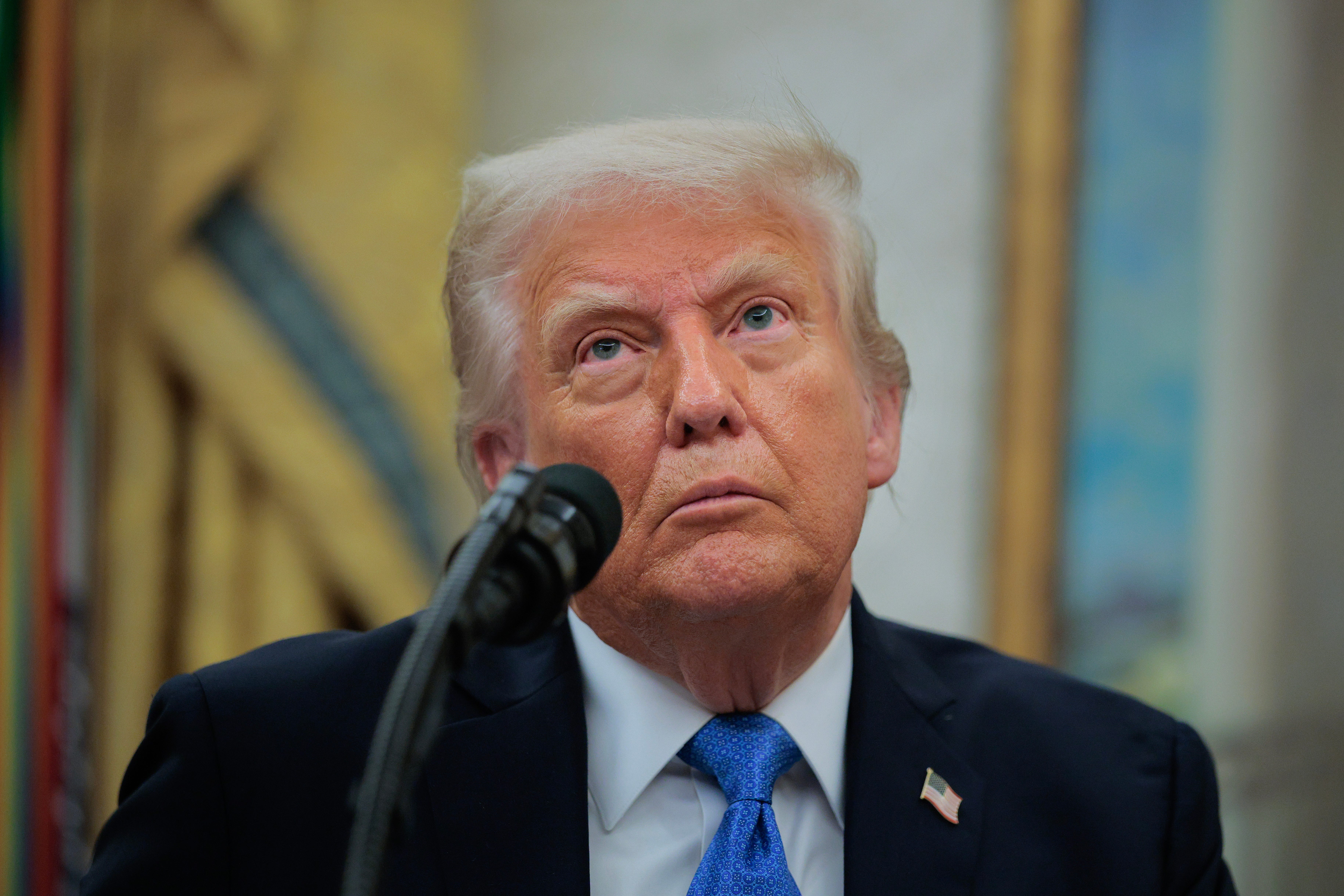 trump in Oval Office