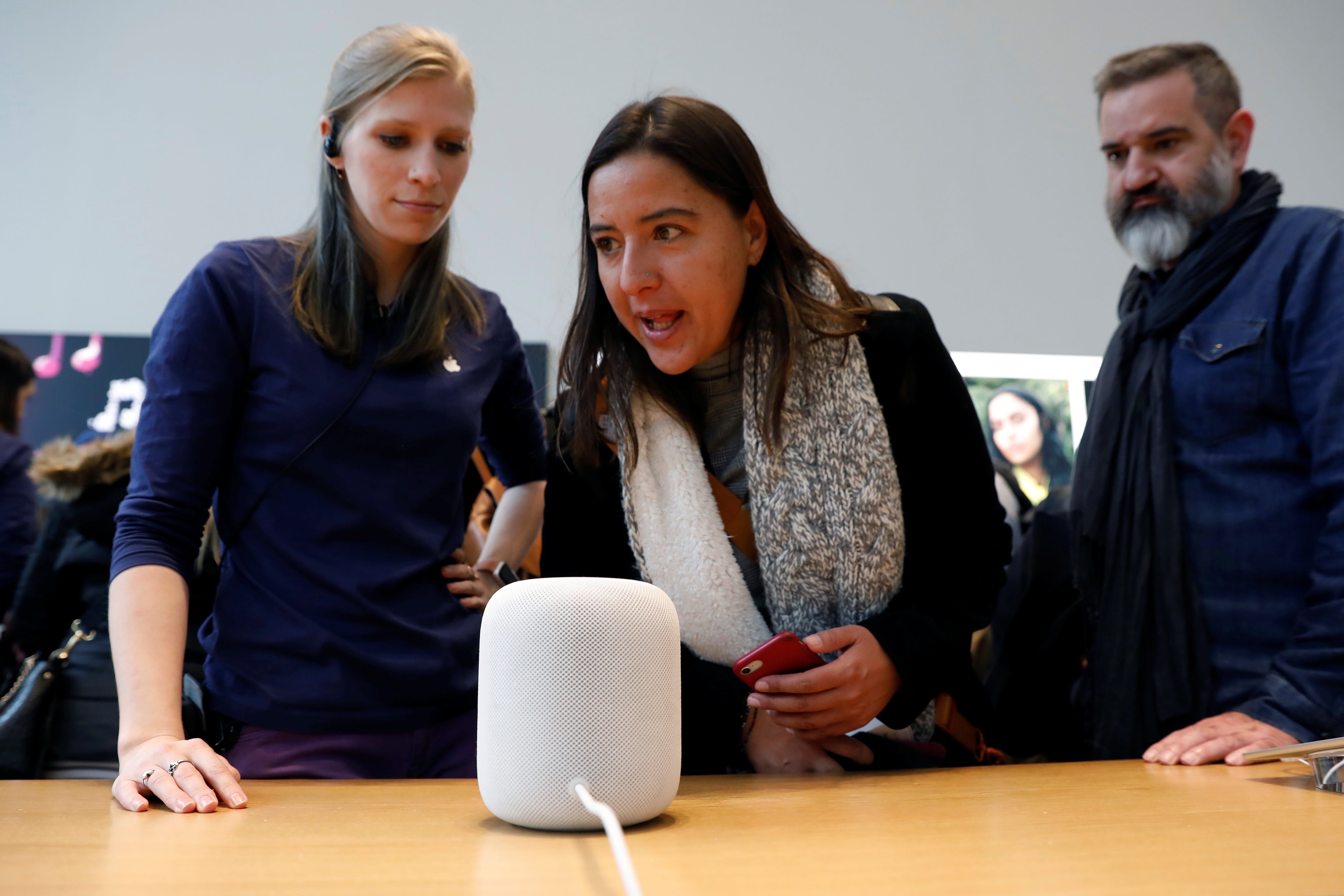 Woman speaks into Apple HomePod