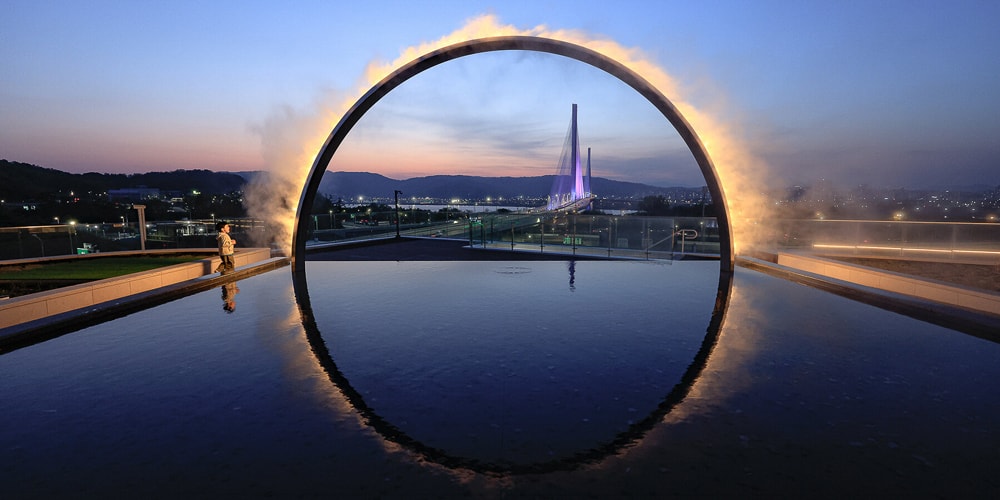 ‘Arc ZERO: Eclipse’ Brings Mist and Light Installation to Seoul’s Skyline