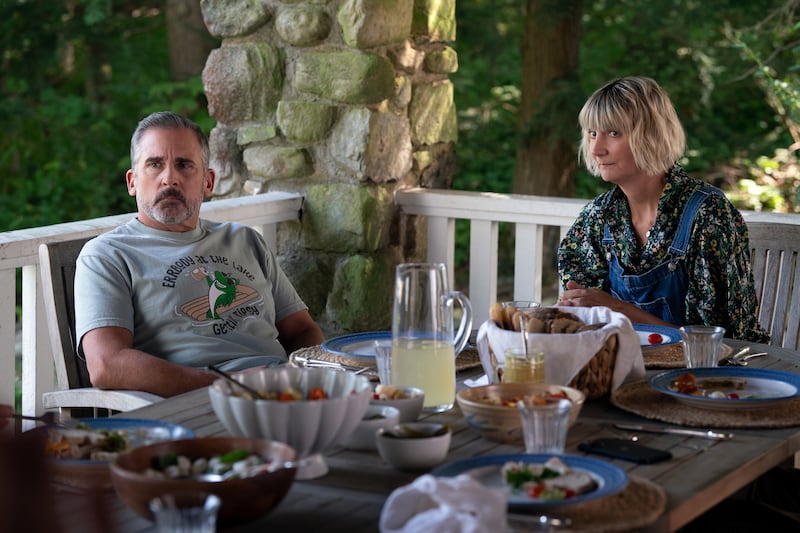 THE FOUR SEASONS. (L to R) Steve Carell as Nick and Kerri Kenney as Anne in Episode 101 of The Four Seasons. Cr. JON PACK/Netflix © 2024