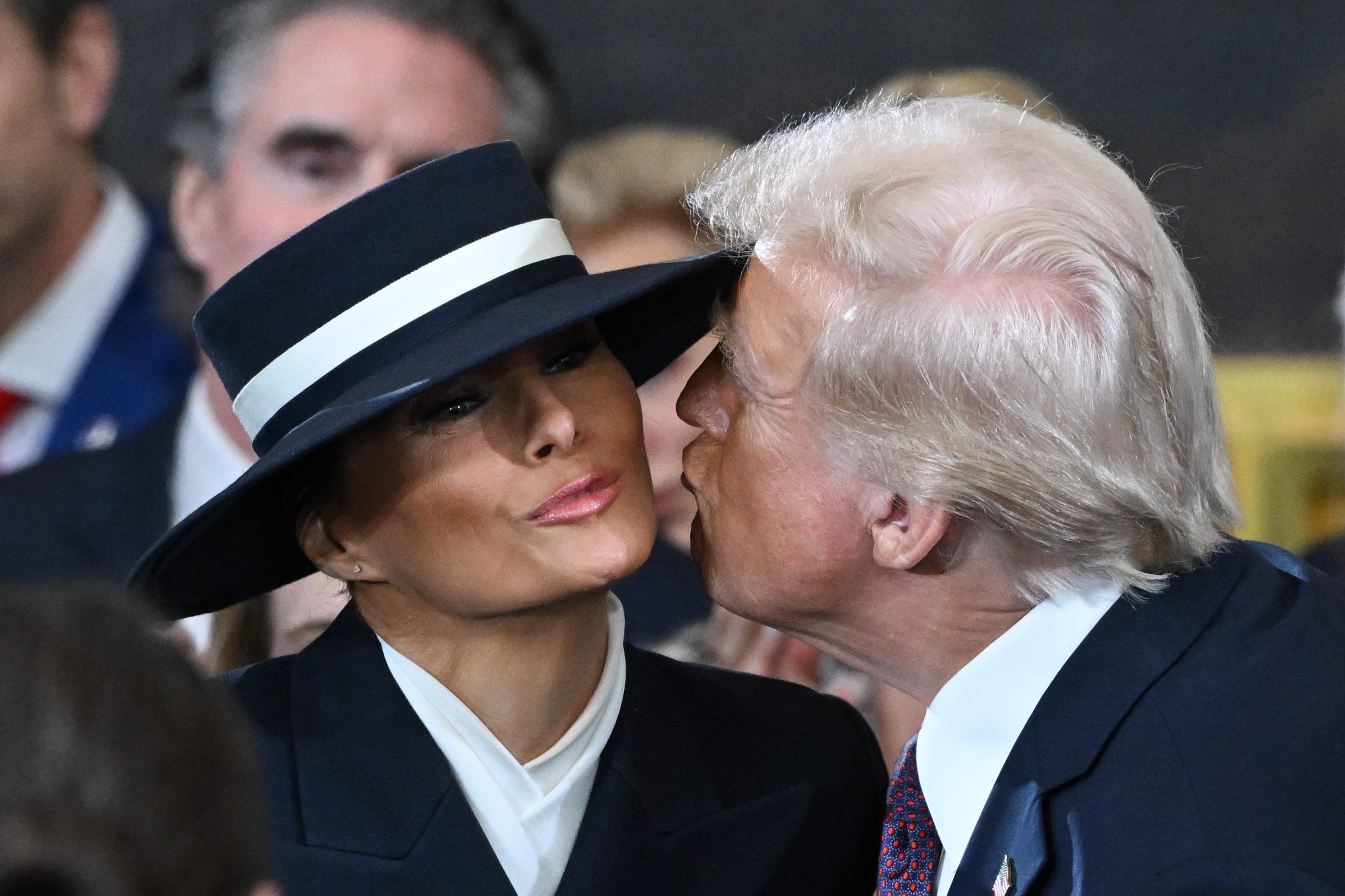 Donald Trump kissed Melania Trump at his inauguration