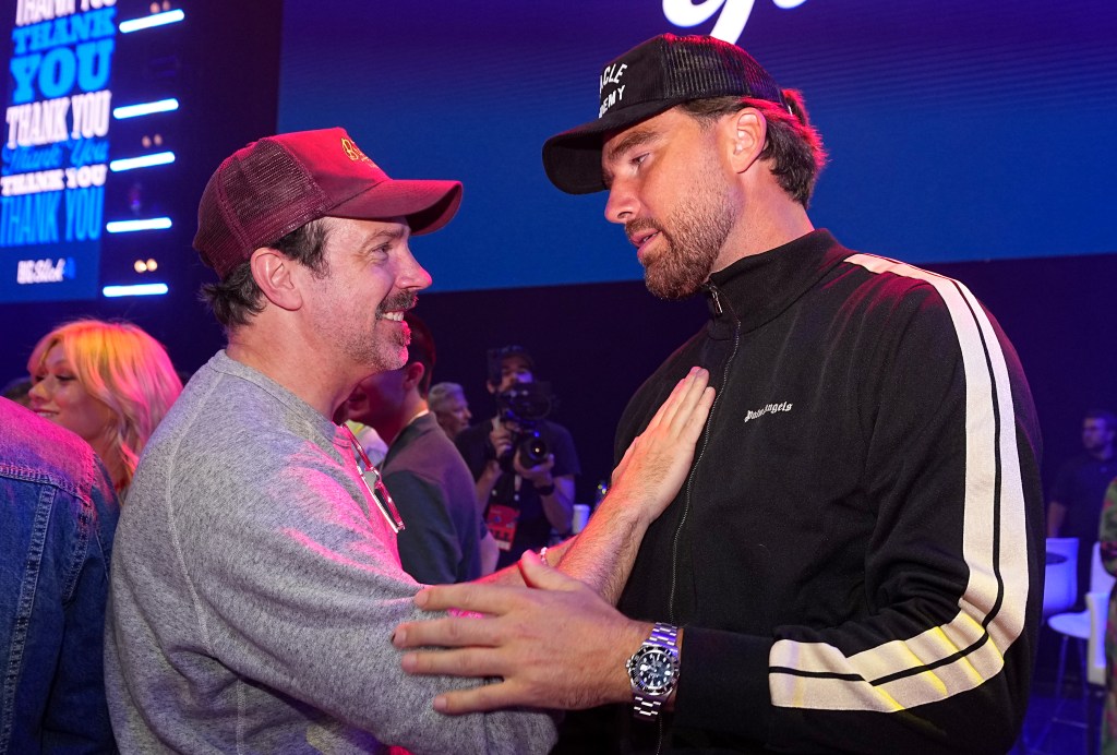 Jason Sudeikis talks with Travis Kelce during the Big Slick Celebrity Weekend benefiting Children's Mercy Hospital on May 31, 2025 in Kansas City.