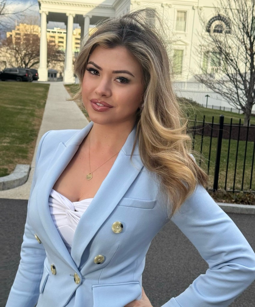 Woman in light blue blazer in front of the White House.