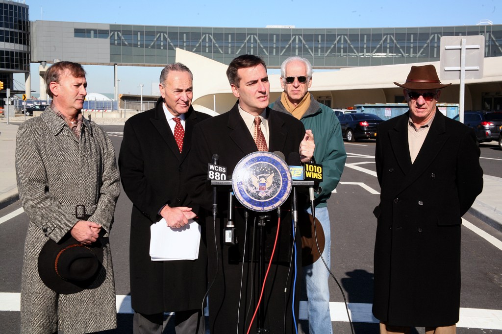 State Senator Gianaris  backed the legislation. 