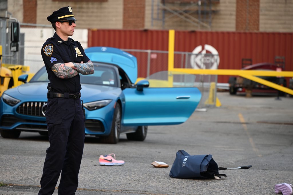 Police shoot at a group of suspects stealing vehicles at 13402 33rd Avenue in Flushing, Queens.