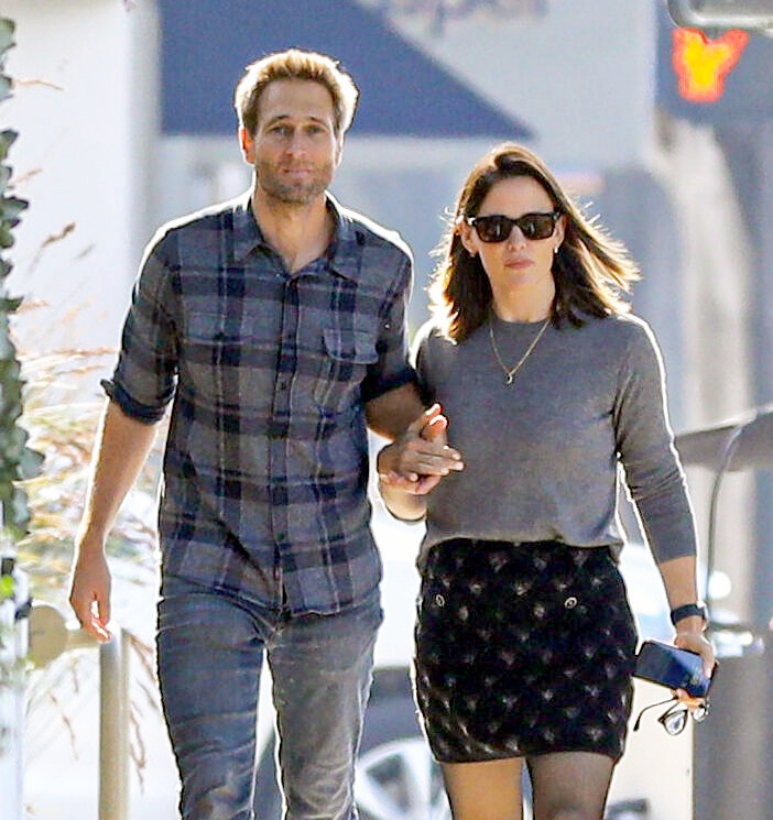 Jennifer Garner and John Miller walk outdoors. 
