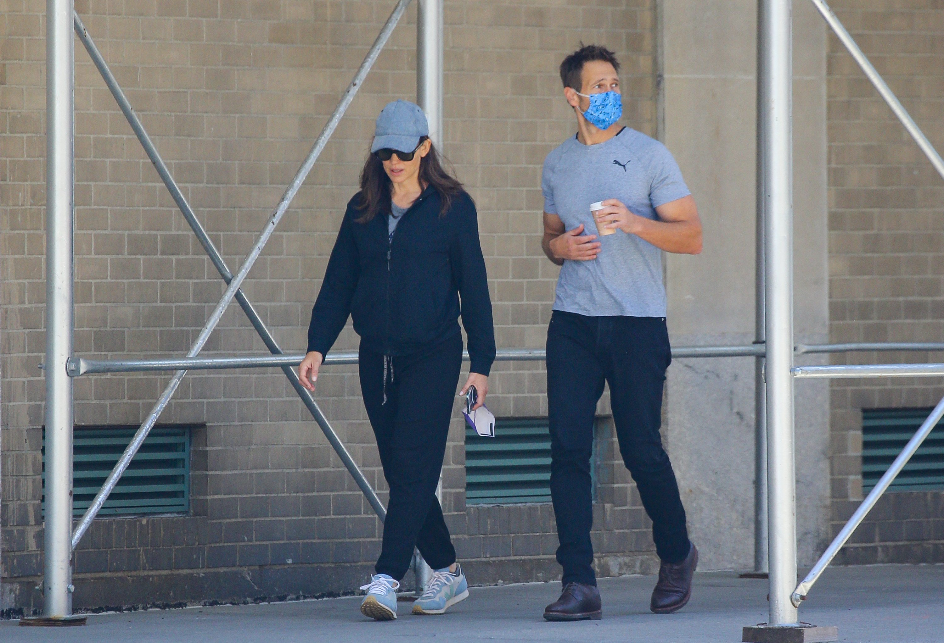 Jennifer Garner and John Miller wear masks in New York. 