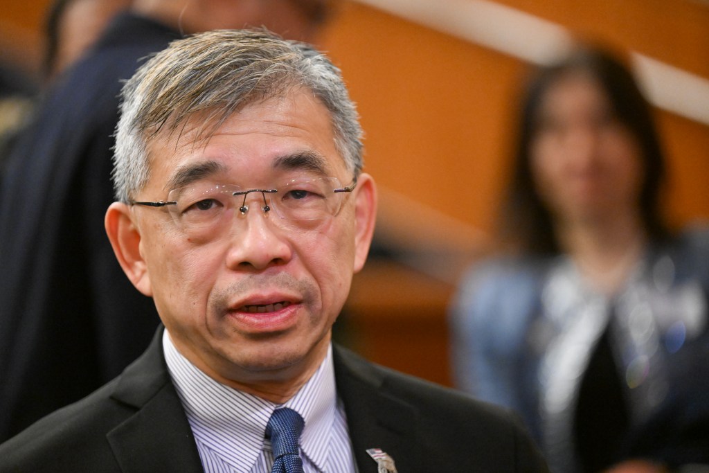Headshot of Lester Chang.