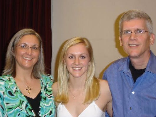 Jenna Jonaitis next to her mom and dad