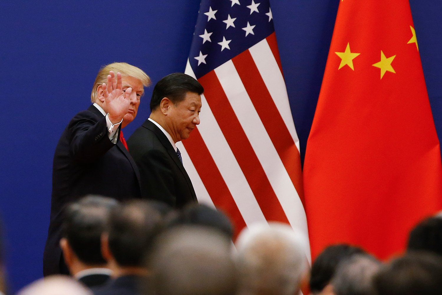 Donald Trump and Xi Jinping in front of American and Chinese flags.