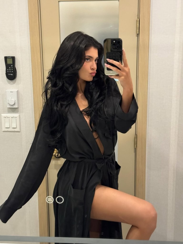 Kylie Jenner fêtes her good hair day with a pouty pic.