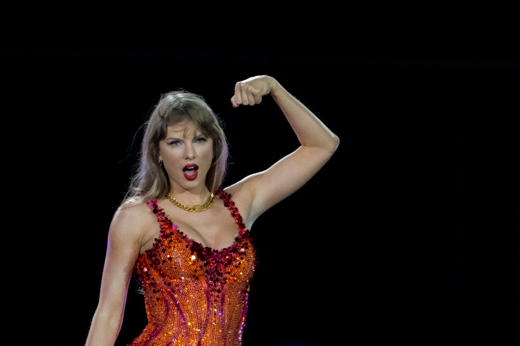 Taylor Swift flexing her bicep. 