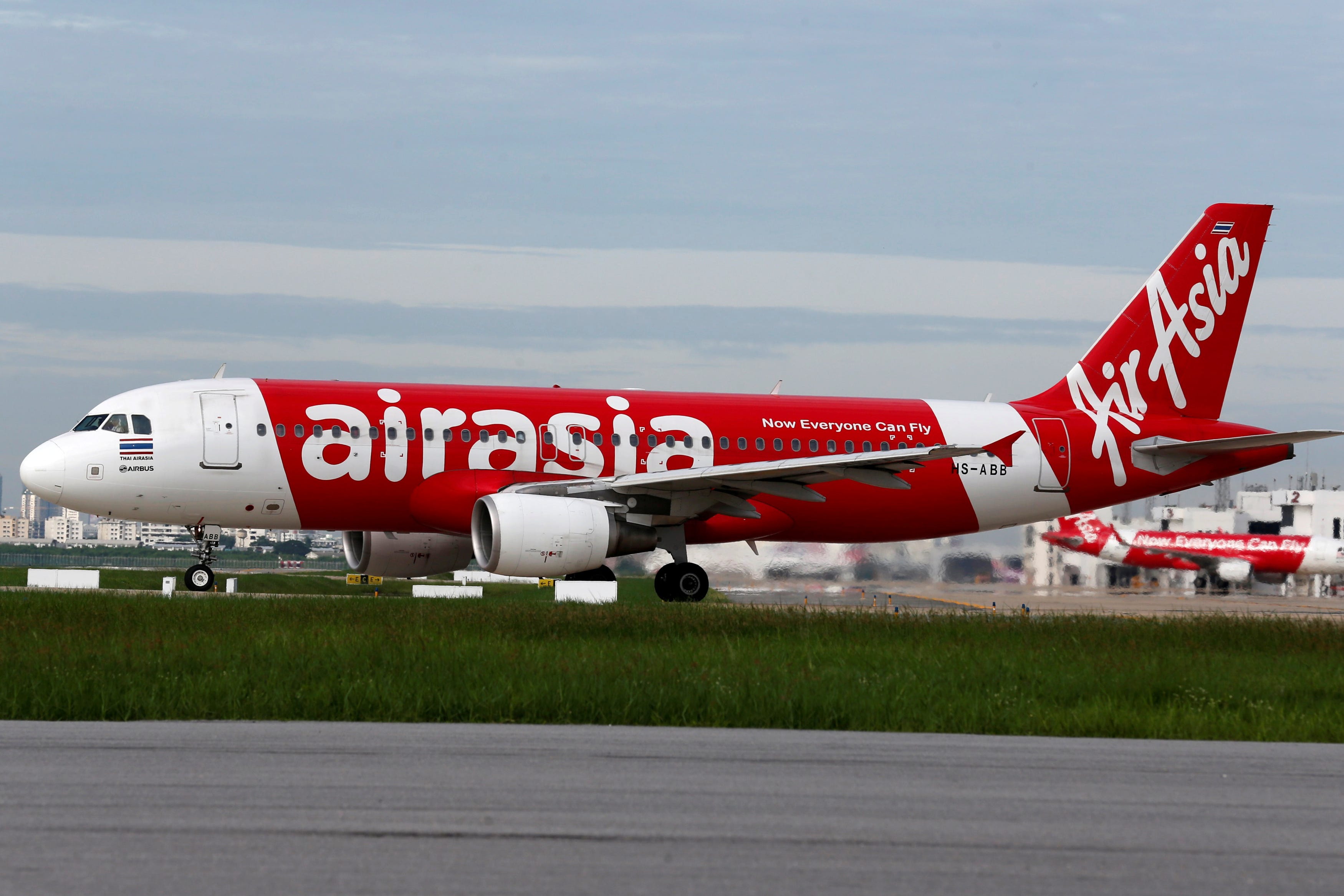 FILE PHOTO: A Thai AirAsia Airbus A320-200 plane prepares for take off at Don Mueang International Airport in Bangkok, Thailand, June 29, 2016. REUTERS/Chaiwat Subprasom/File Photo