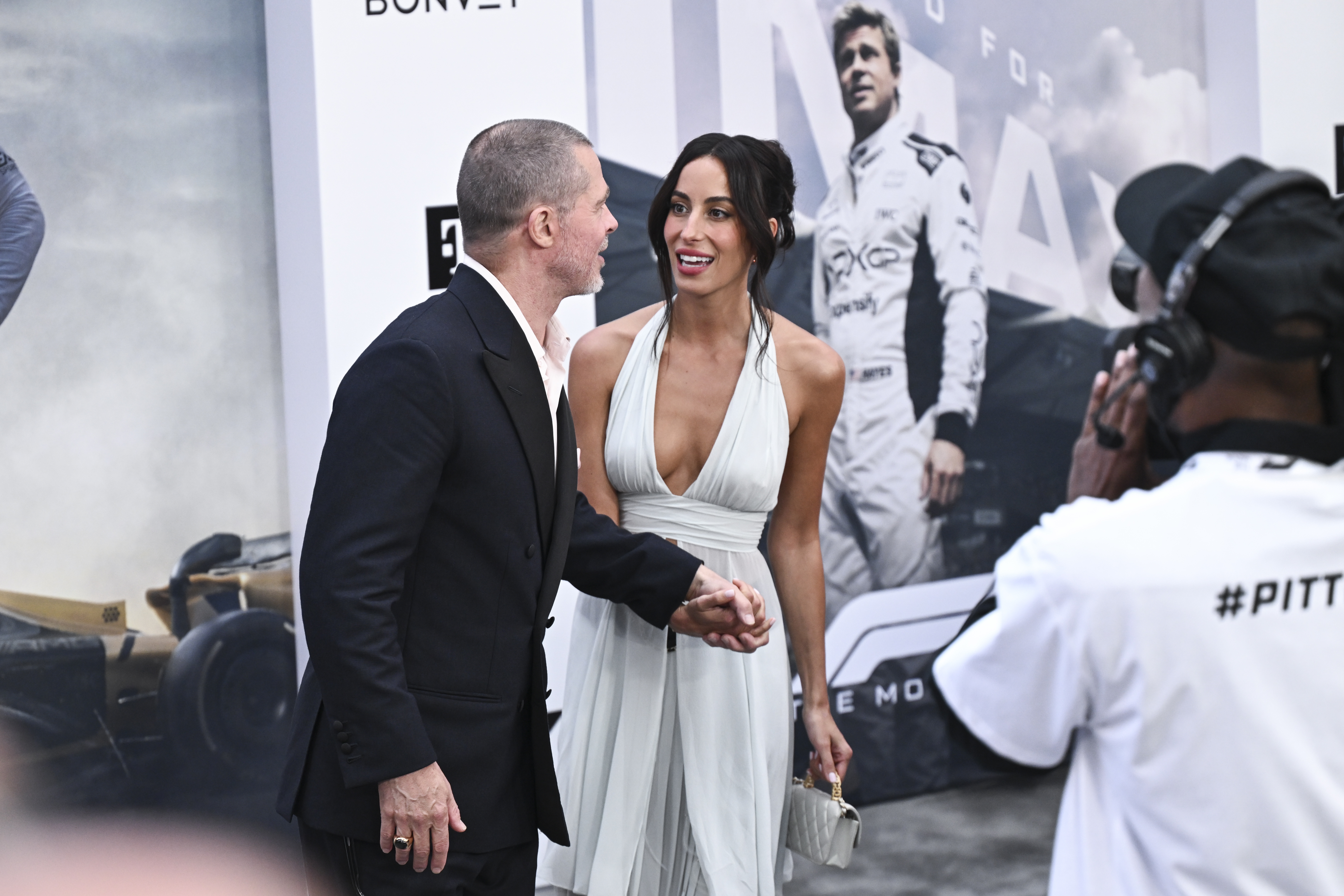 Brad Pitt and Ines de Ramon on a red carpet. 