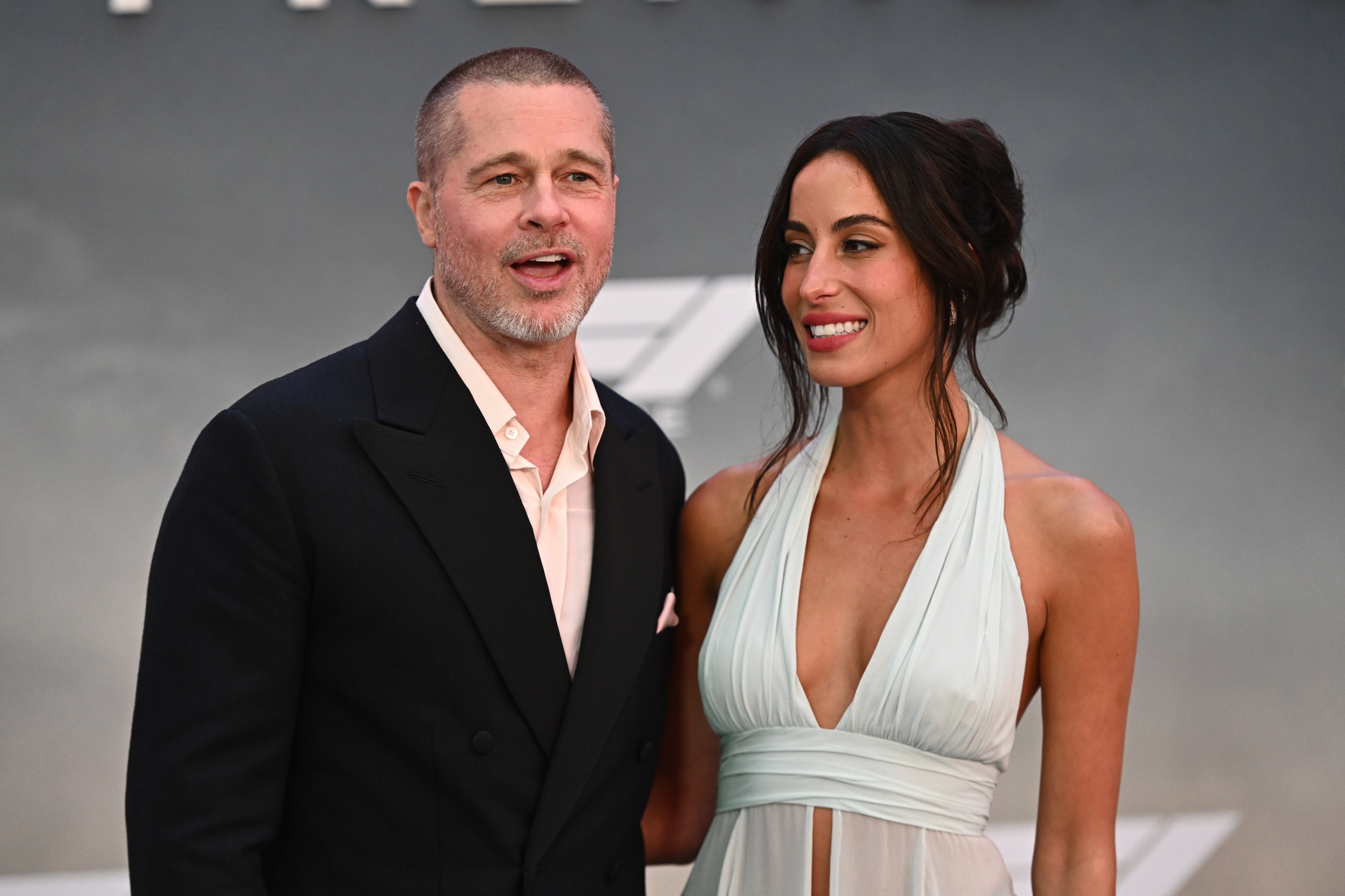 Brad Pitt and Ines de Ramon on a red carpet. 