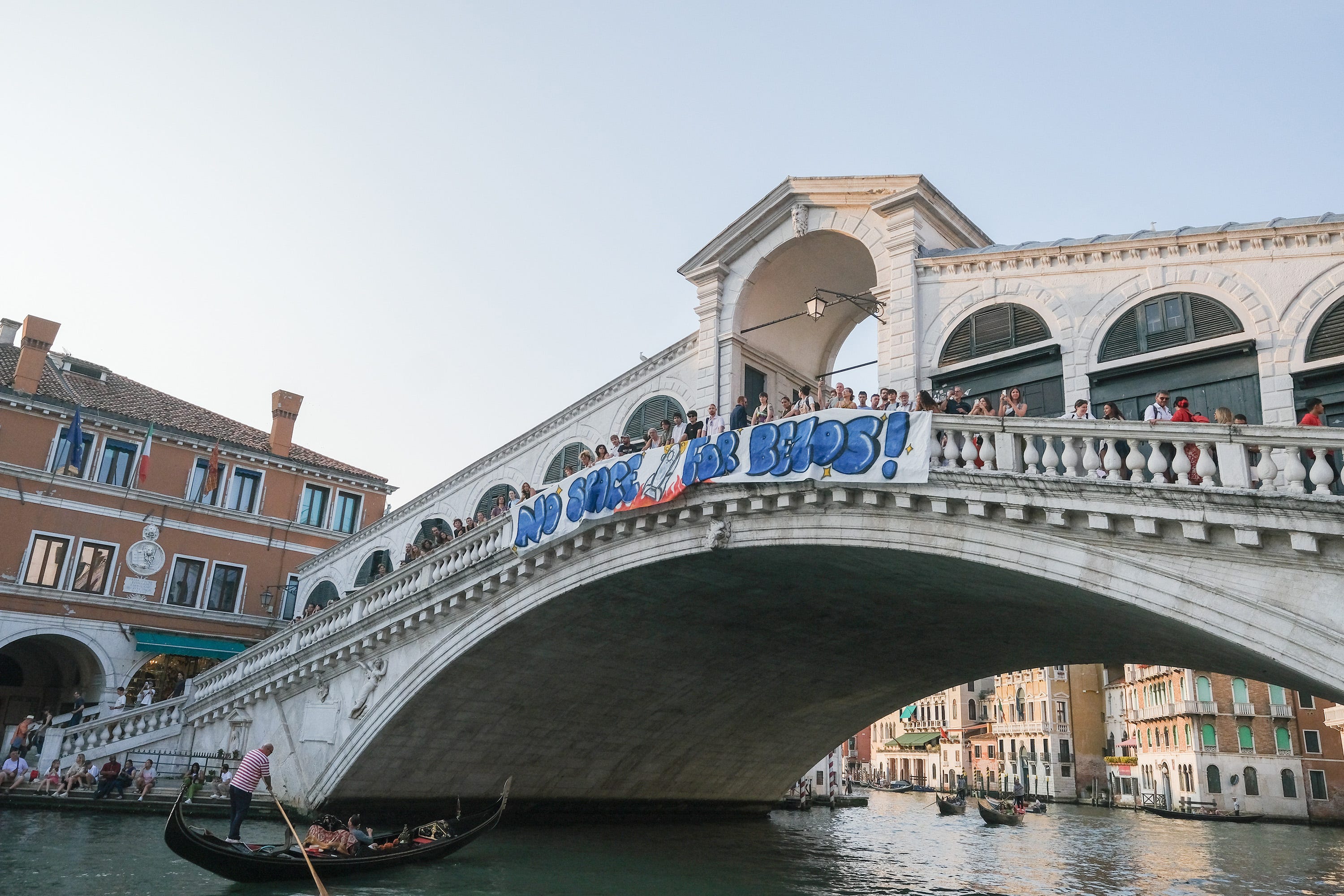 Protesters on Rialto bridge
