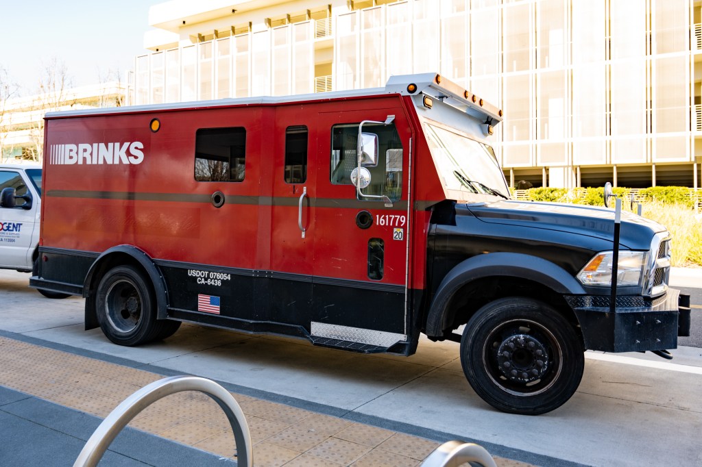 A Brinks armored truck, the same brand as the one robbed in 2022.