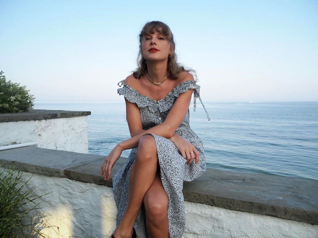 Taylor Swift on instagram posted belatedly about July 4th in what looks like it could be her rhode island home