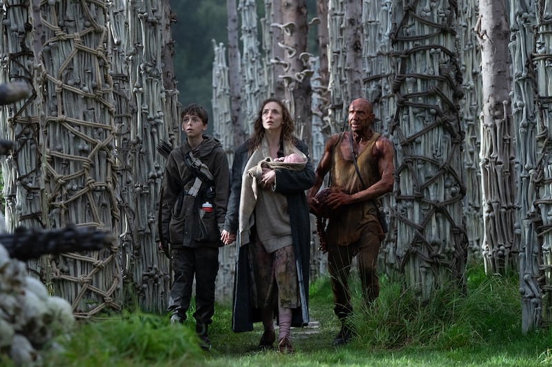 Alfie Williams, Jodie Comer, and Ralph Fiennes in 28 Years Later.