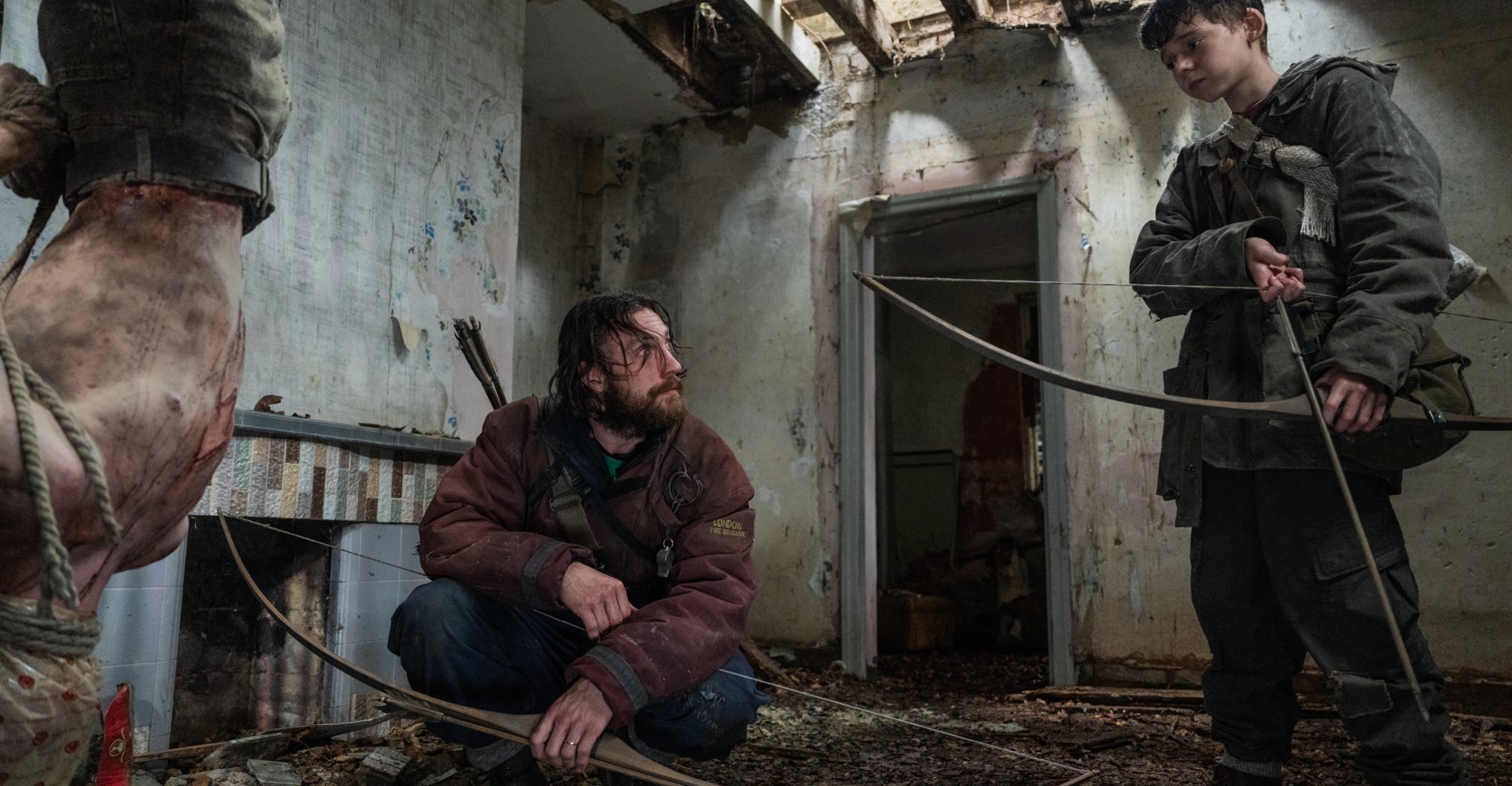 Jamie and Spike examine a dead body that has just turned infected in 28 Years Later
