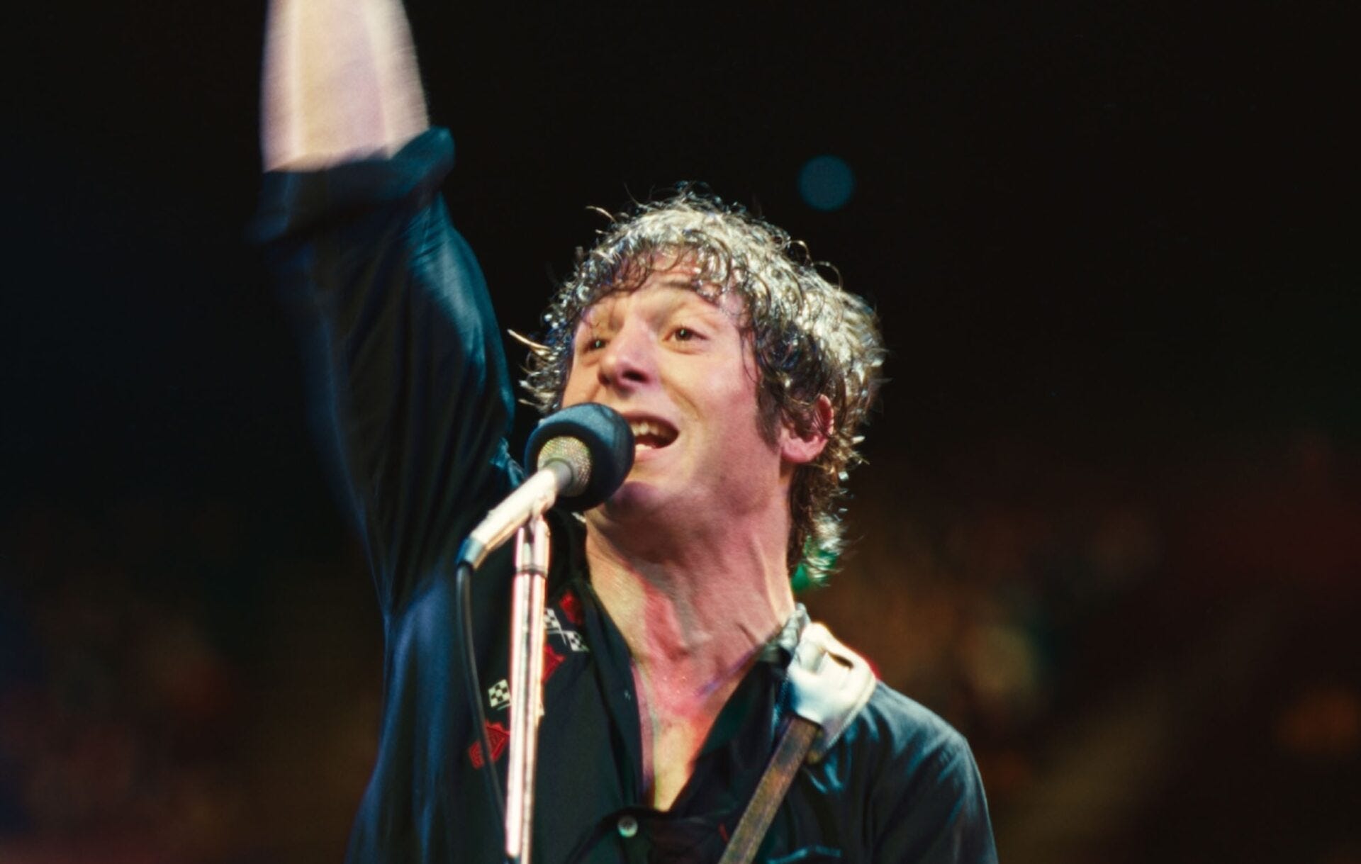 Jeremy Allen White singing