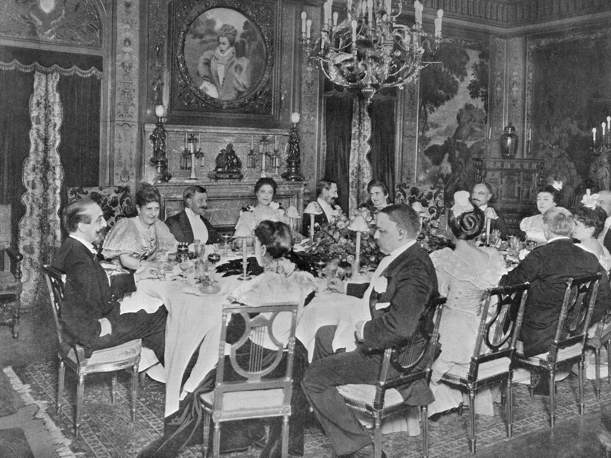 A dinner of society people at Delmonico’s in 1899.