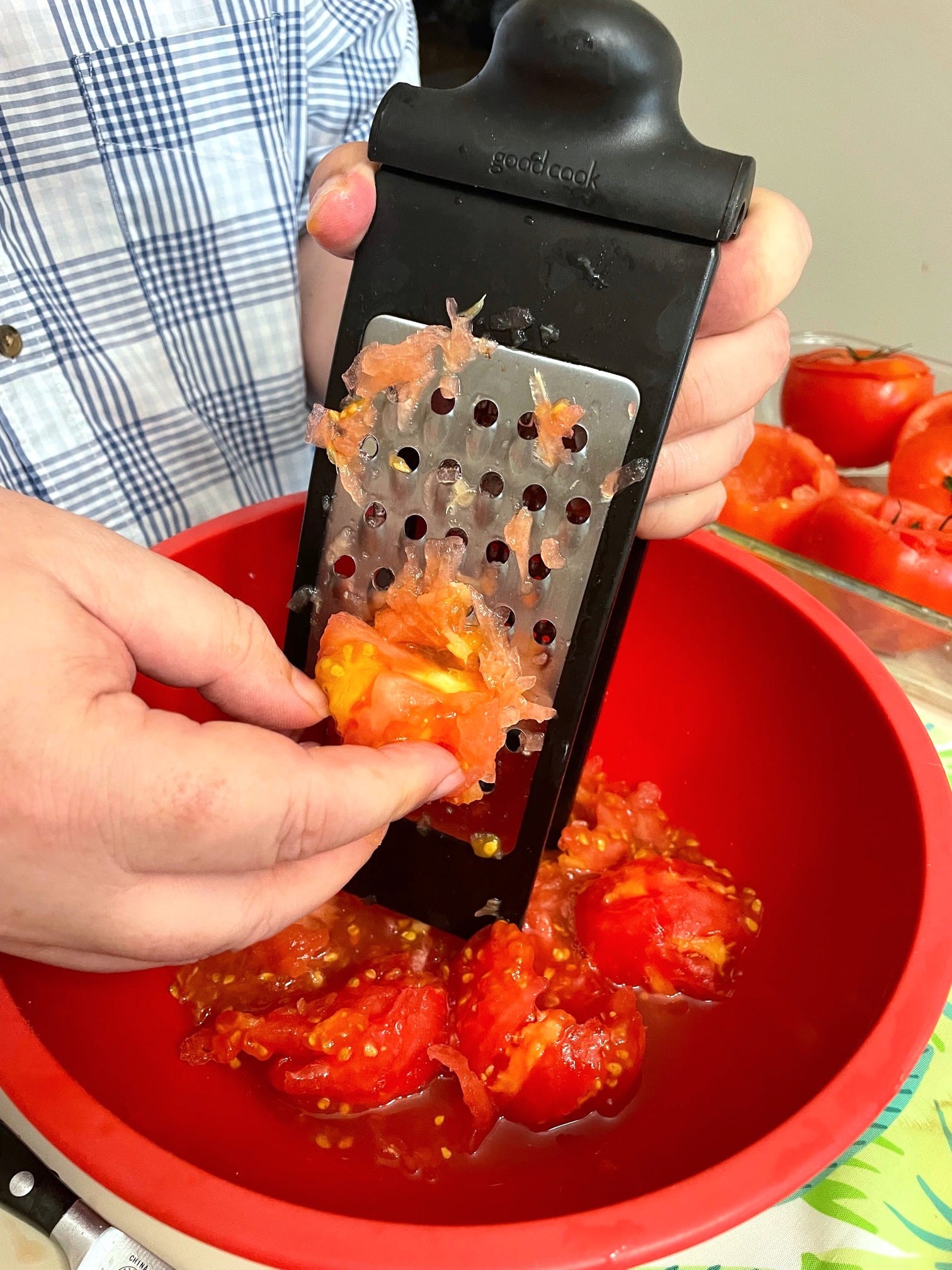 Grating tomato for yemista