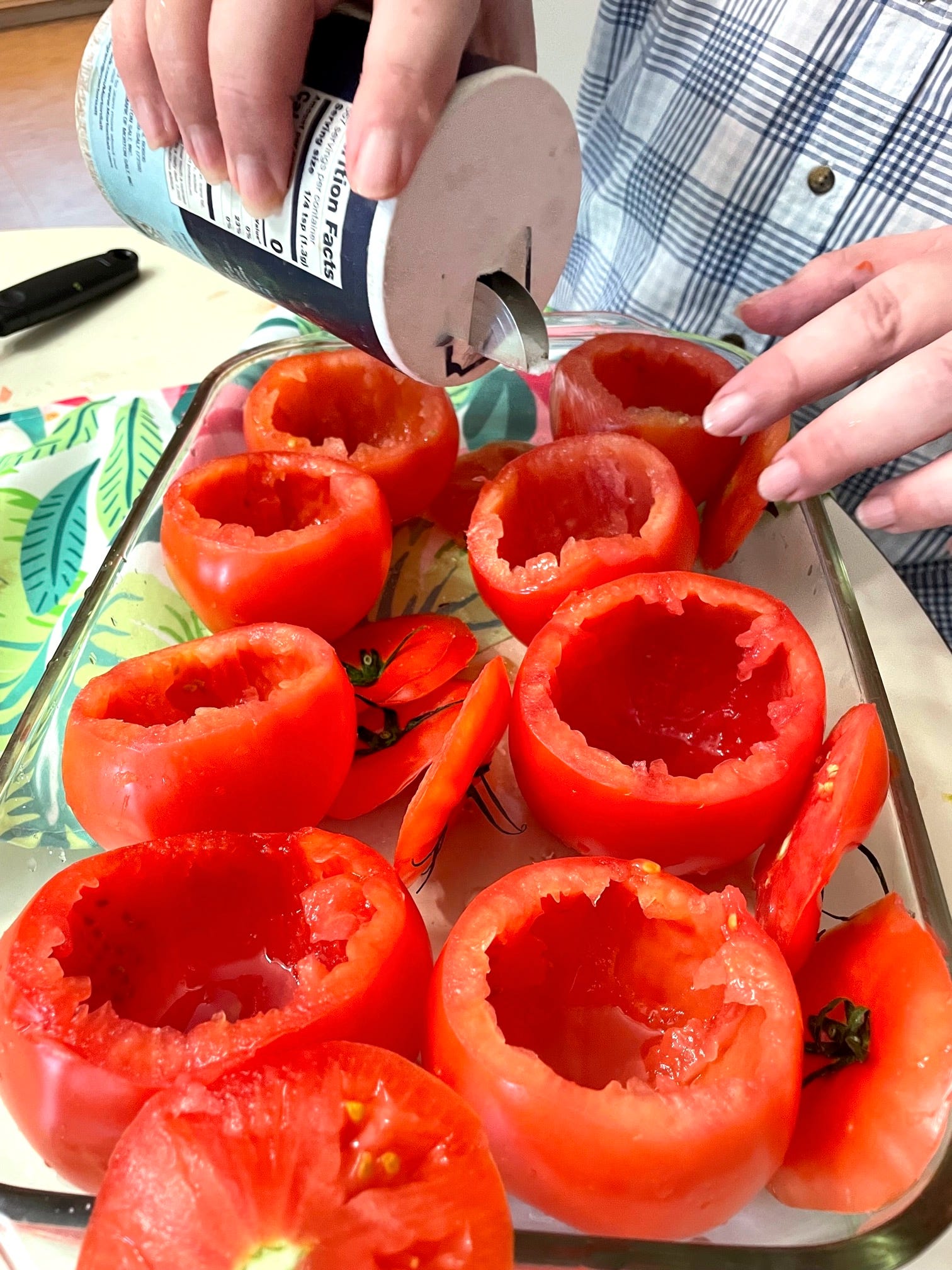 Salting tomatoes for yemista