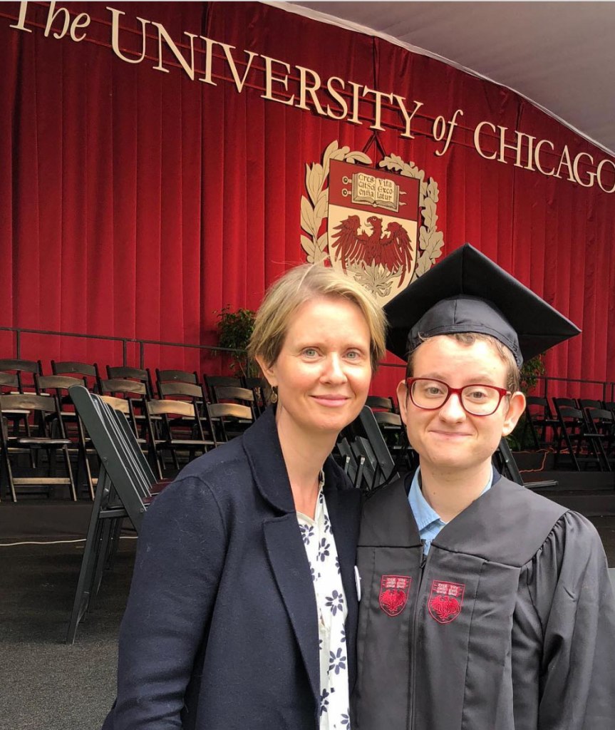 Cynthia Nixon and a graduate at the University of Chicago graduation.
