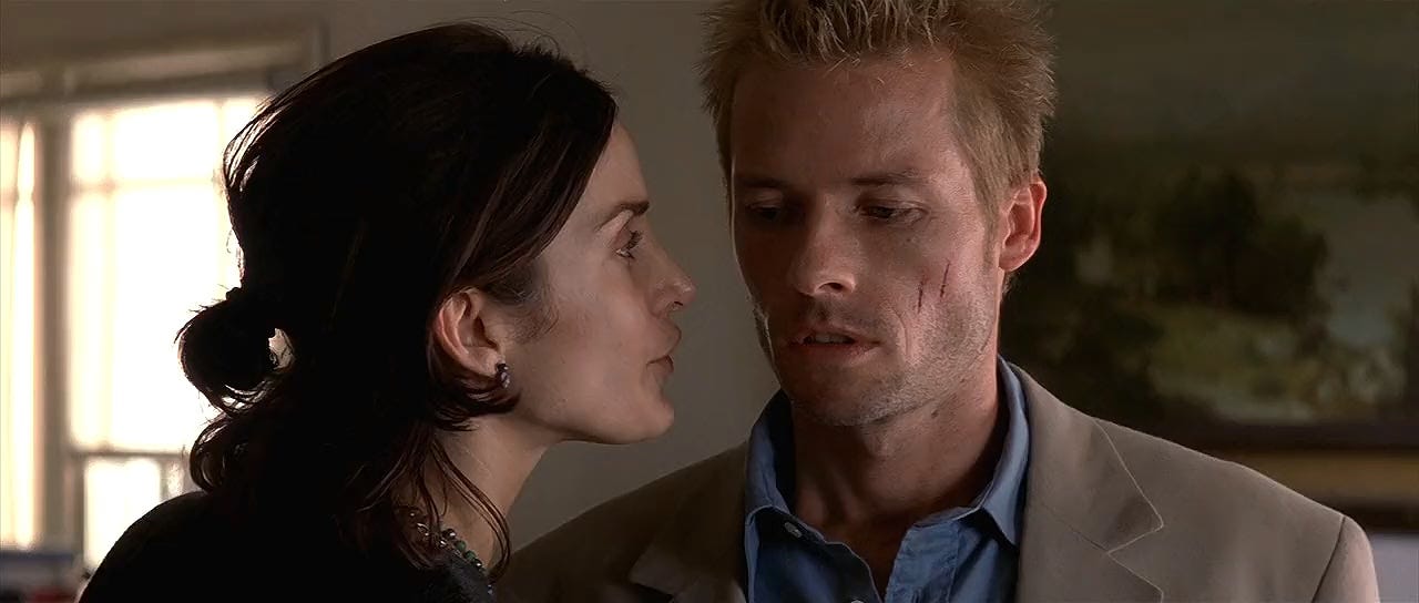 Carrie-Anne Moss talking to Guy Pearce