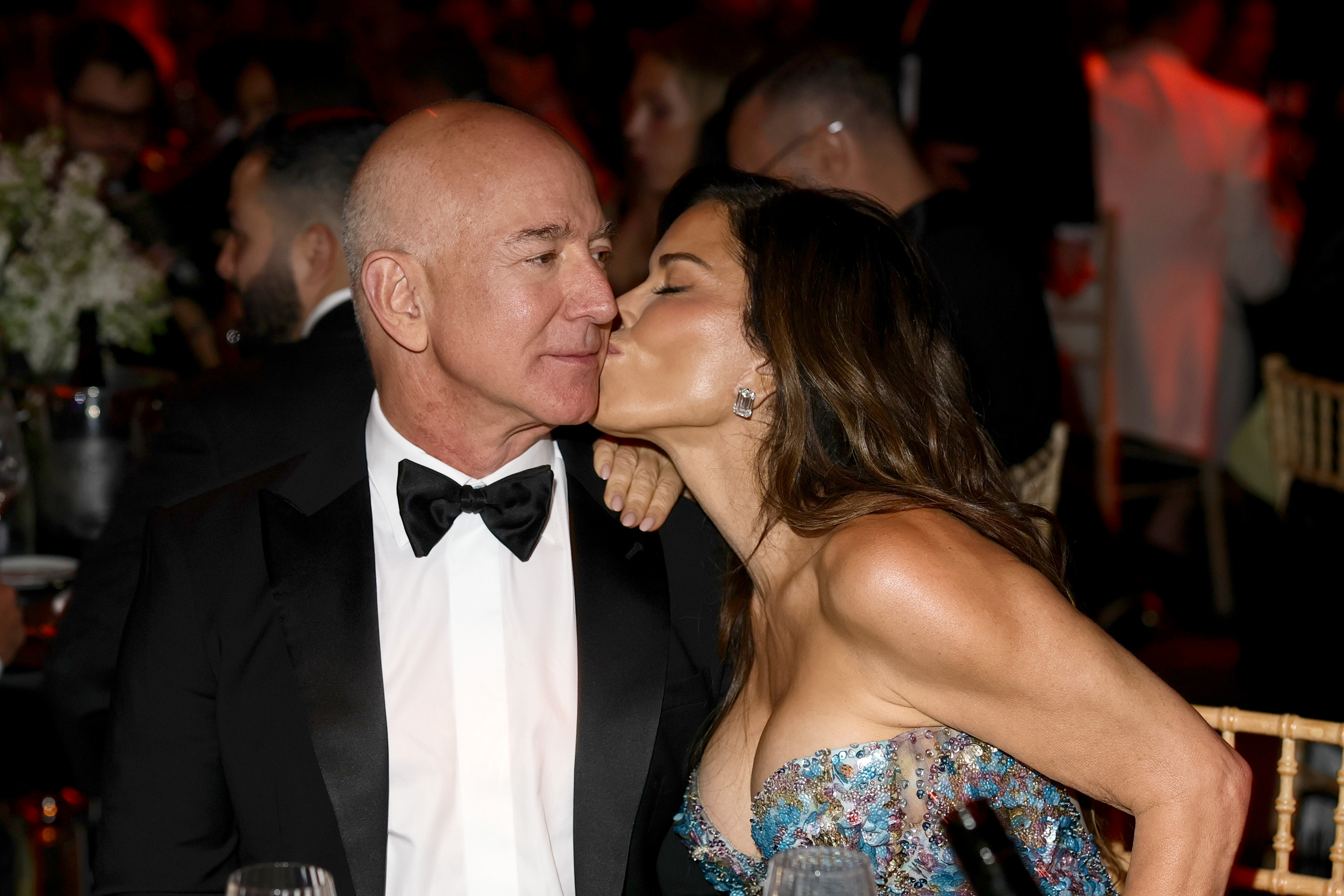 Jeff Bezos and Lauren Sánchez kissing at the amfAR gala Cannes in 2025