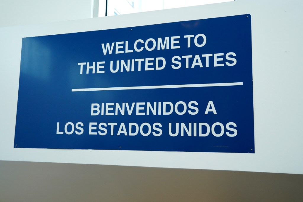 Welcome to the United States sign in English and Spanish.