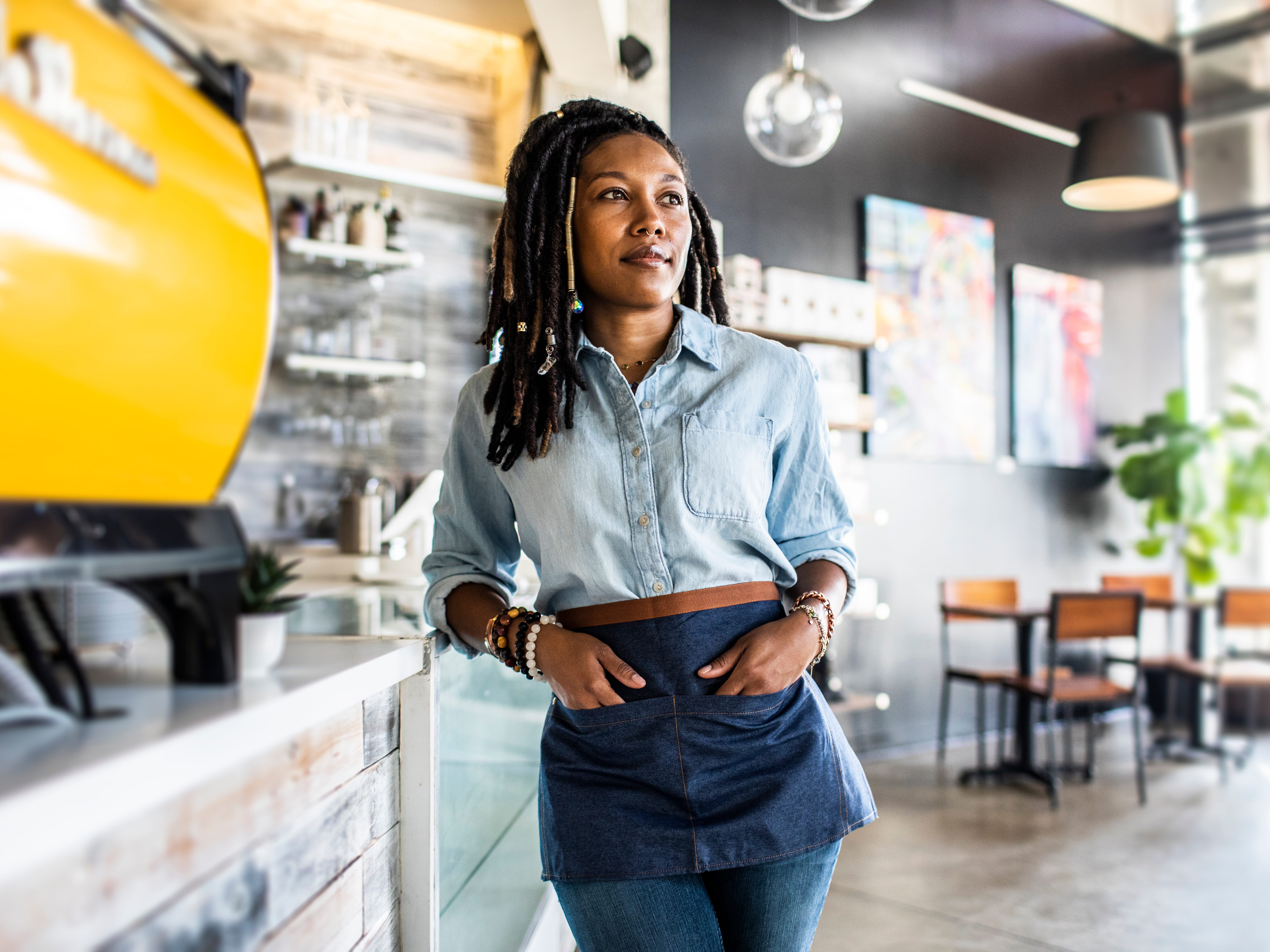Worker wearing blue in a coffee shop