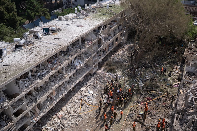 TEL AVIV, ISRAEL - JUNE 22: Emergency responders gather outside a damaged building at the site of an Iranian airstrike on June 22, 2025 in the Ramat Aviv neighborhood Tel Aviv, Israel. Israel was hit with a fresh wave of aerial attacks by Iran after the US entered the war overnight and bombed several Iranian nuclear sites. (Photo by Dima Vazinovich/Getty Images)