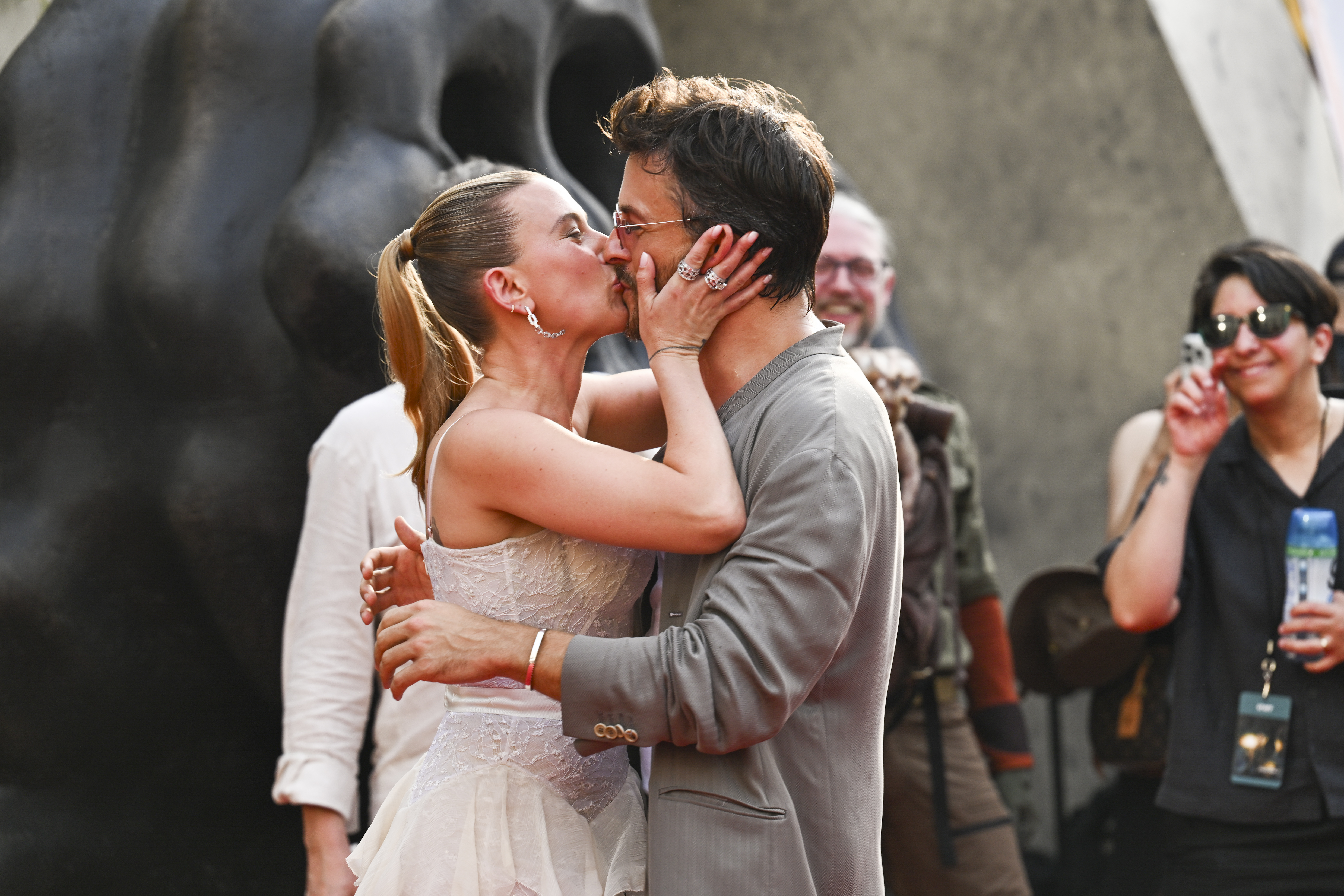 Scarlett Johansson kisses Jonathan Bailey at a premiere. 