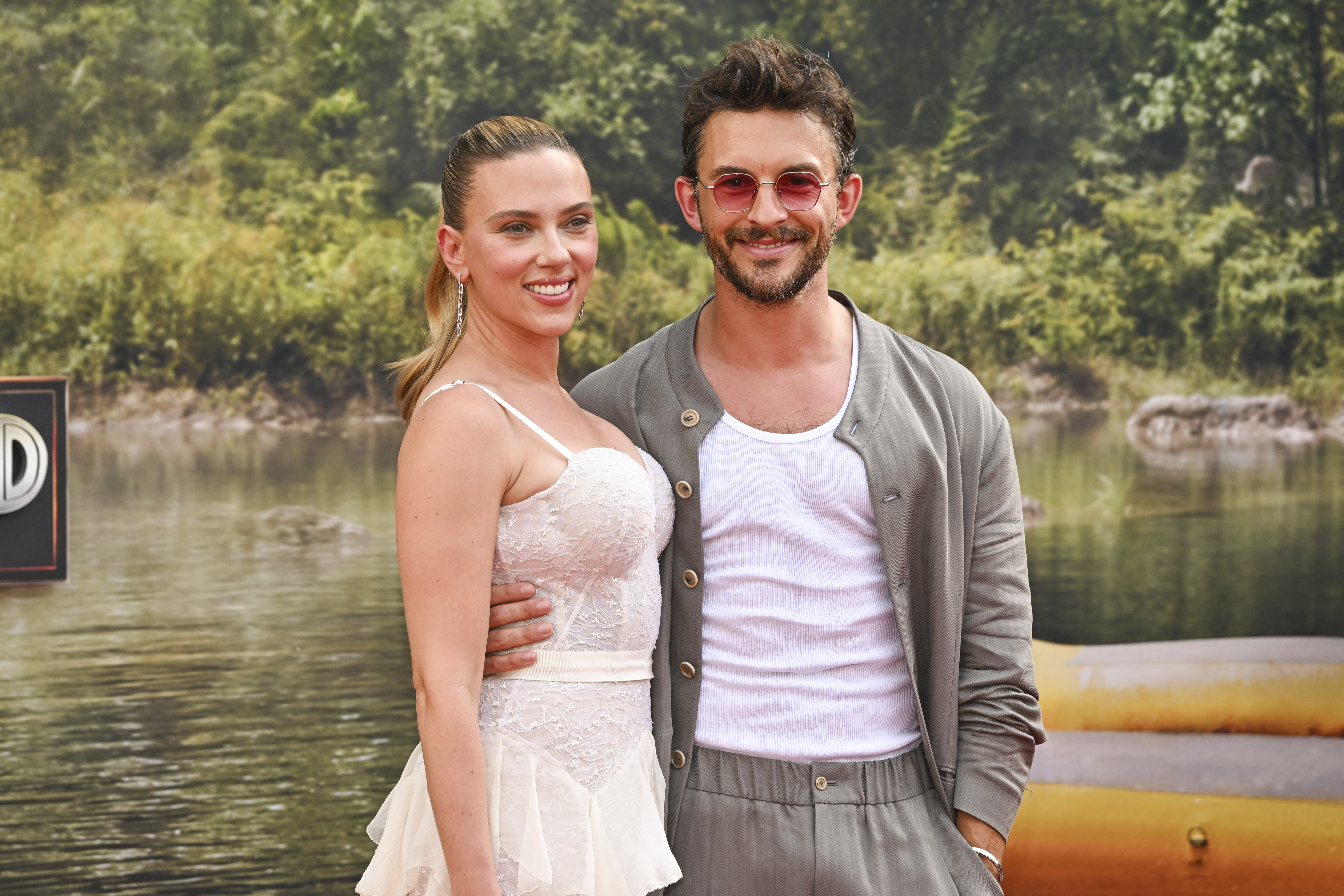 Jonathan Bailey and Scarlett Johansson pose at a premiere. 