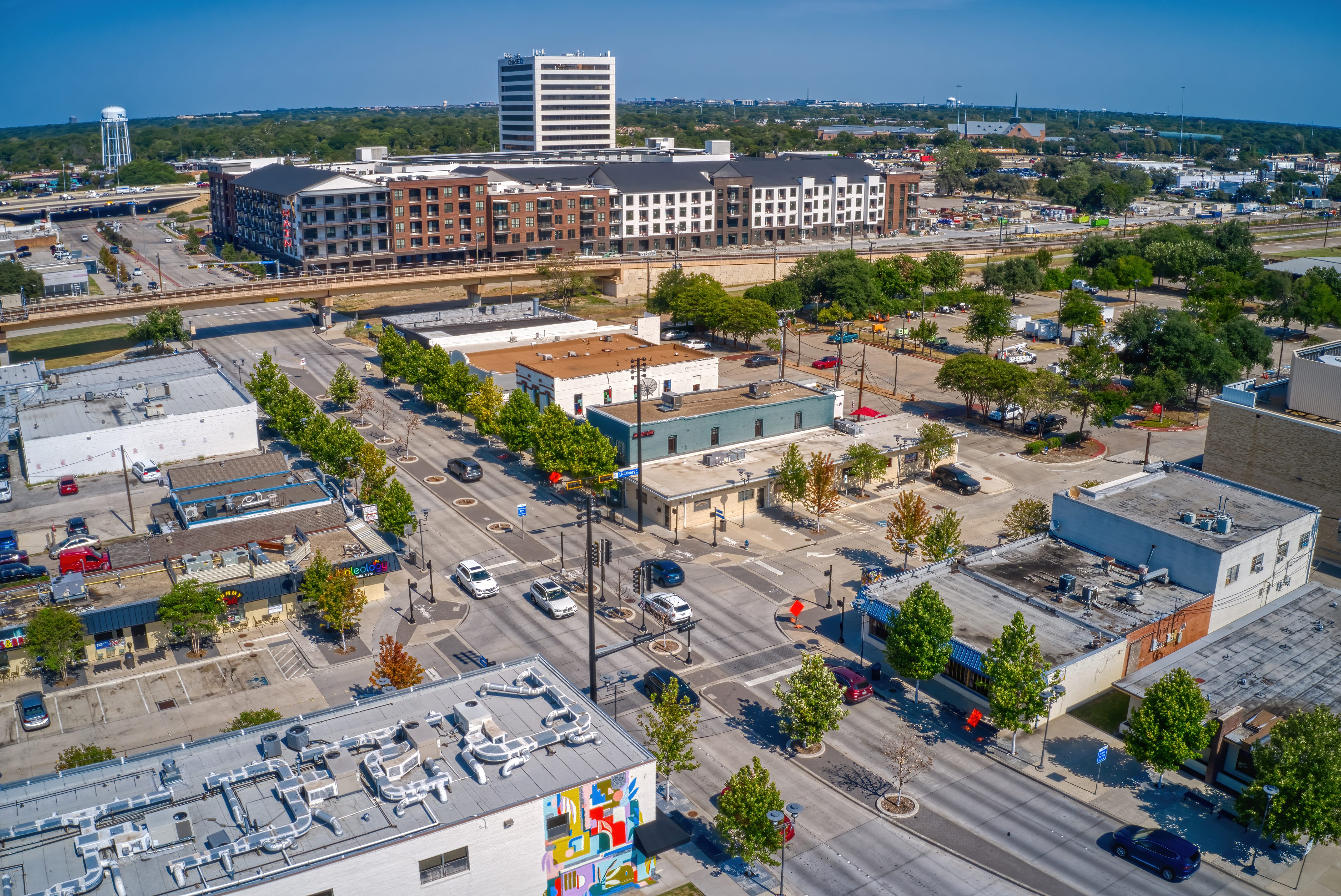 An aerial view of Richardson, Texas, in the summer, with cars on a street.