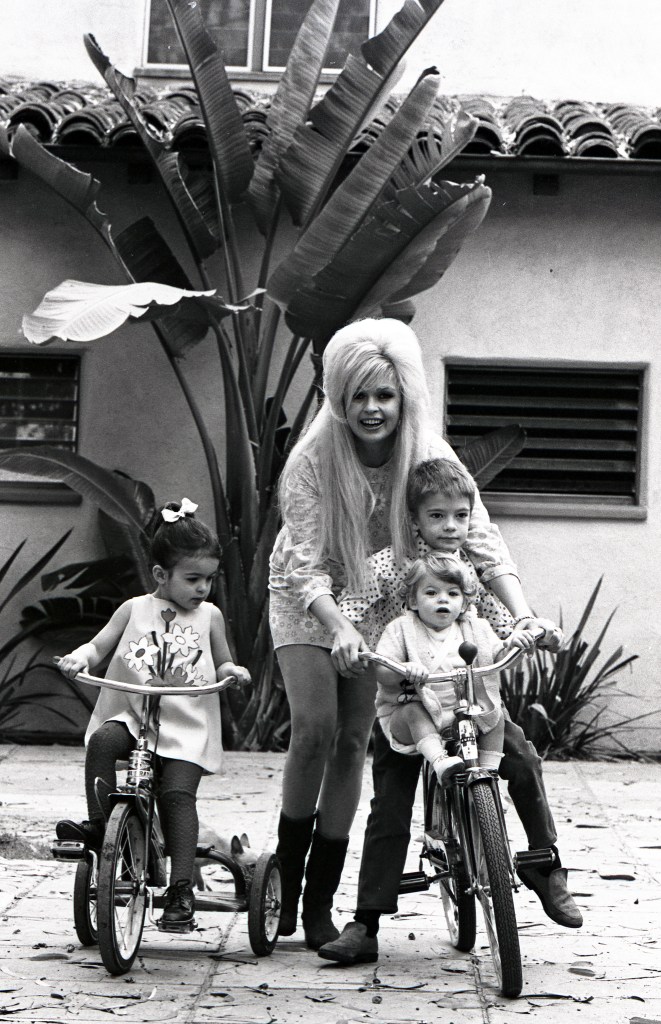 Jayne Mansfield and children in April 1967