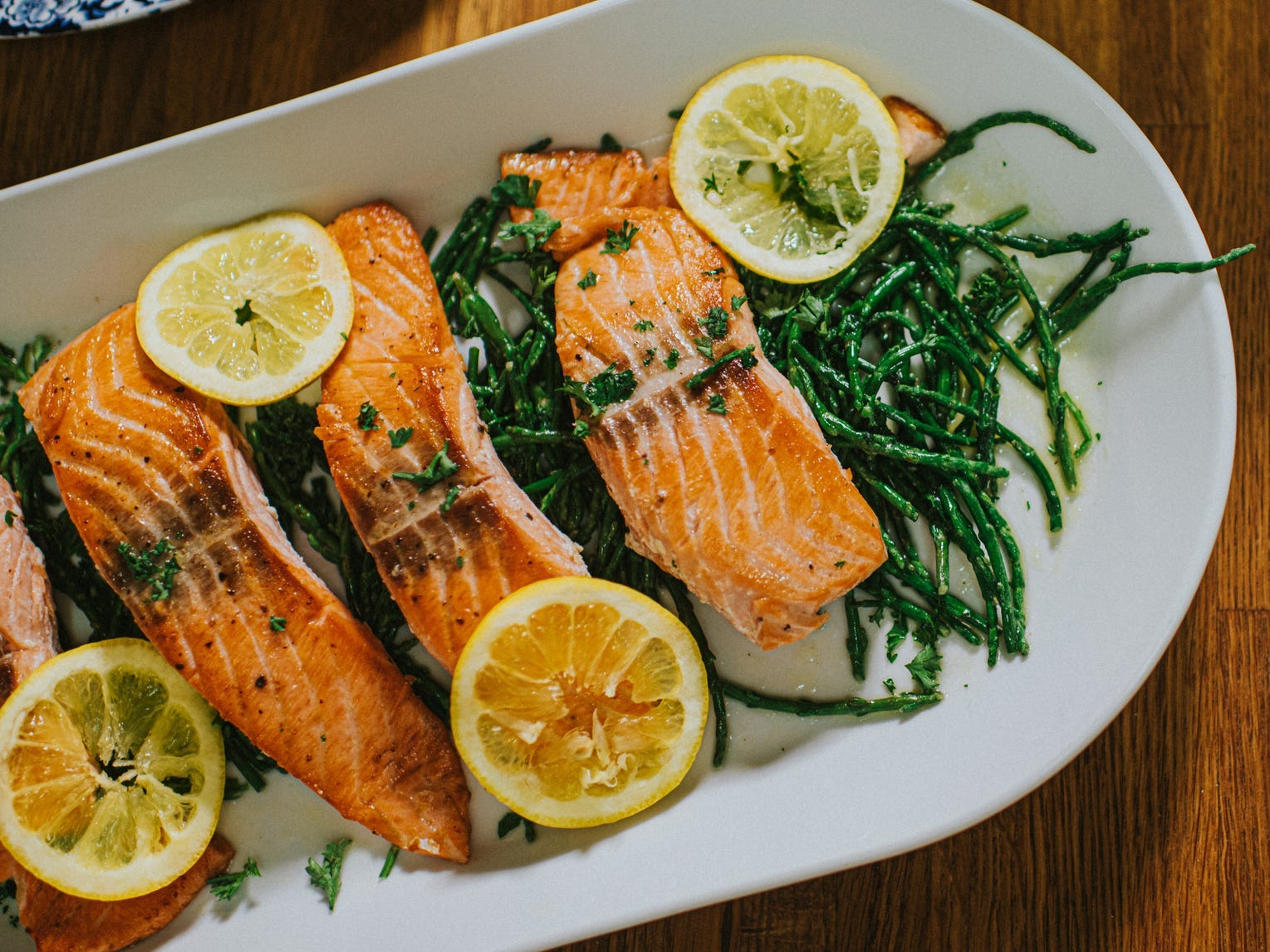 Salmon with lemon and asparagus
