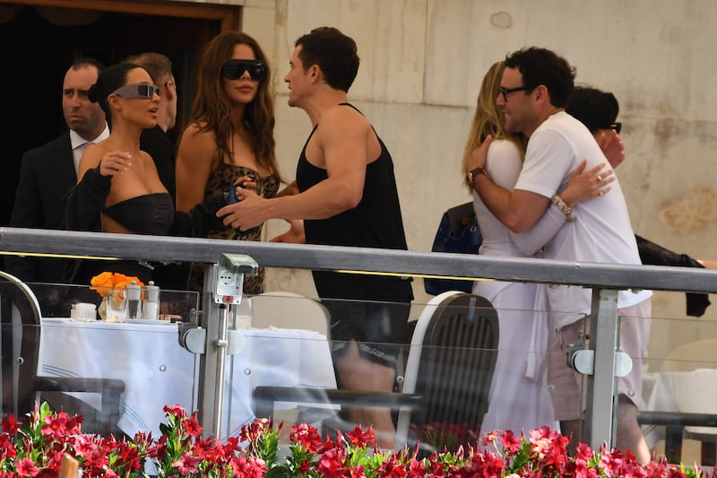 Orlando Bloom greeting Khloé—Bloom turned up without his pop star partner, Katy Perry.