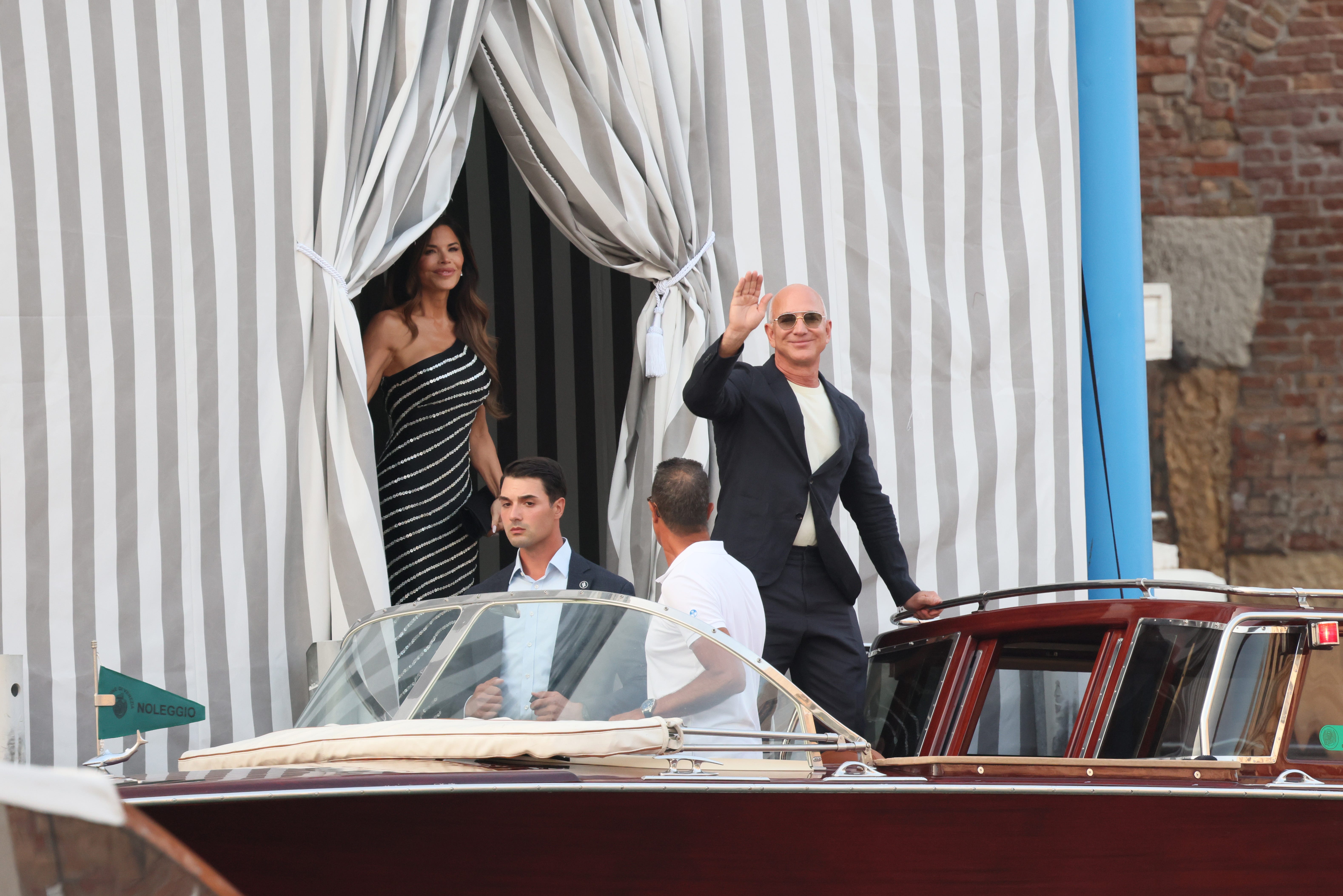 Jeff Bezos and Lauren Sanchez got onto a boat from behind a curtain in Venice.
