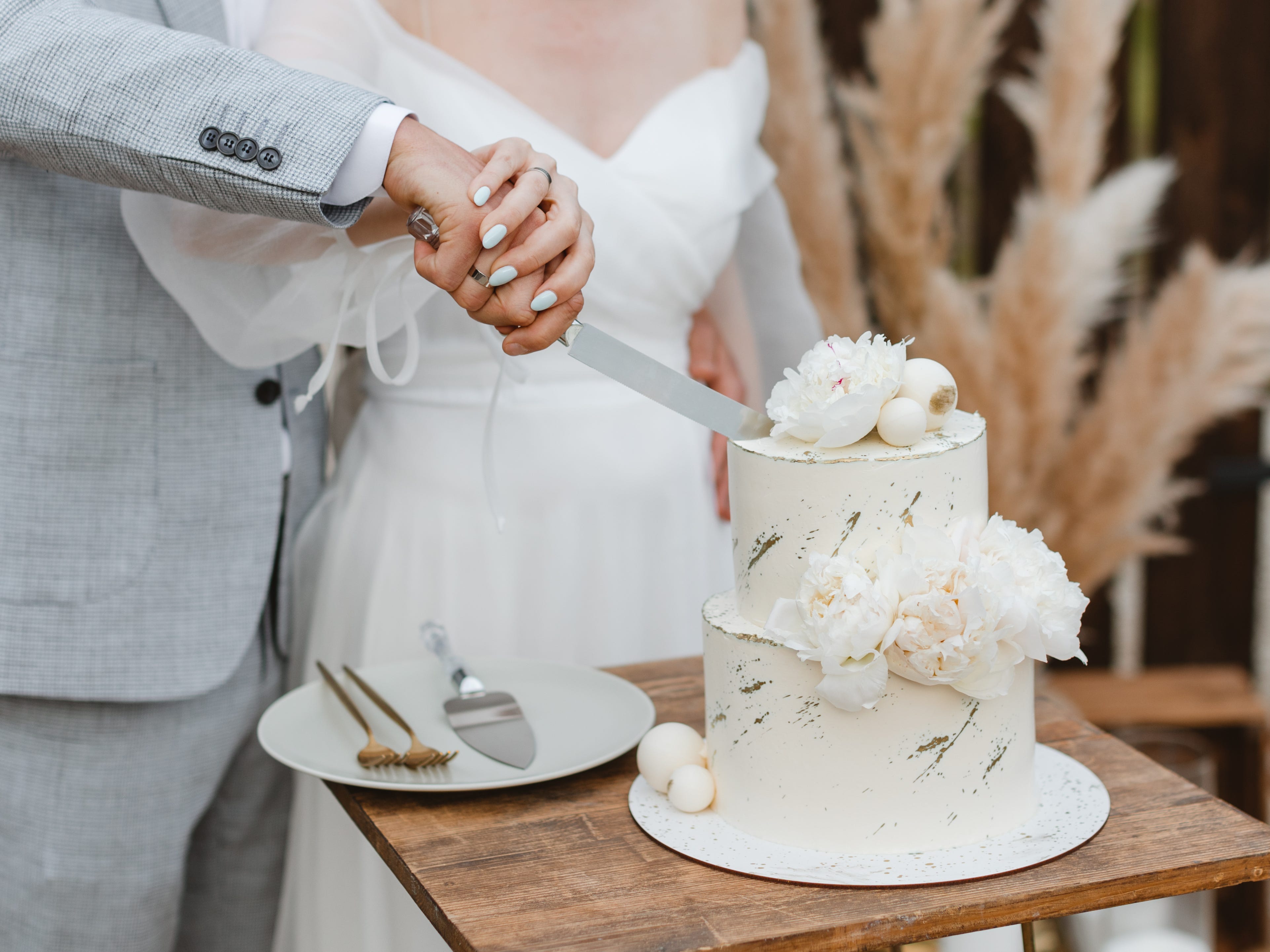 couple cutting wedding cake