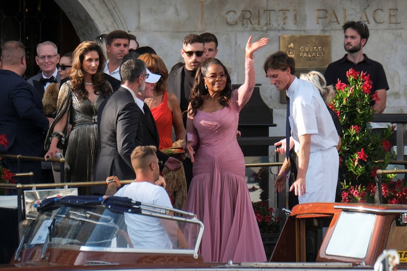 Oprah Winfrey waved in the direction of photographers as she prepared to head to Jeff Bezos and Lauren Sánchez’s wedding ceremony.