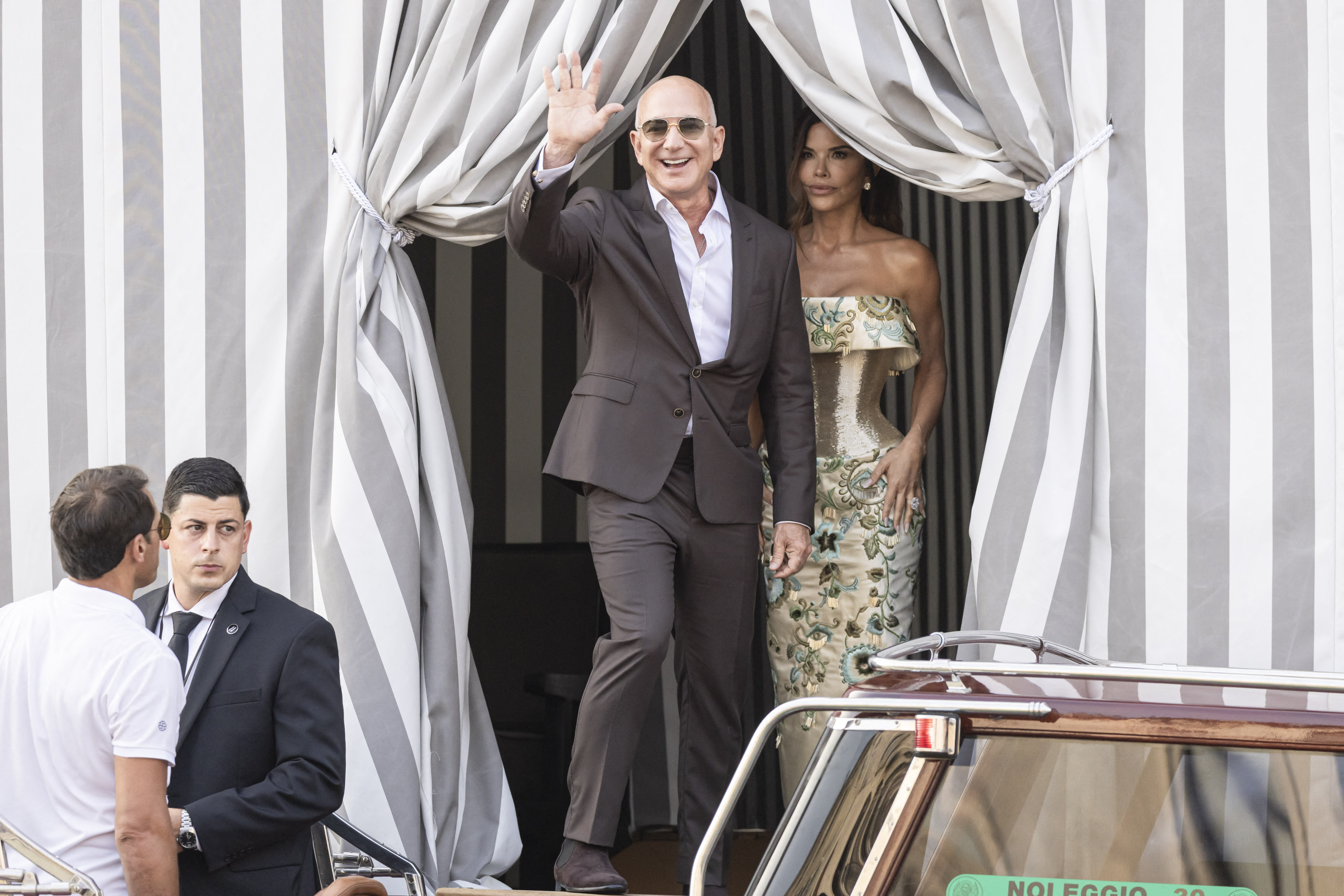 Lauren Sanchez and Jeff Bezos in formalwear. 