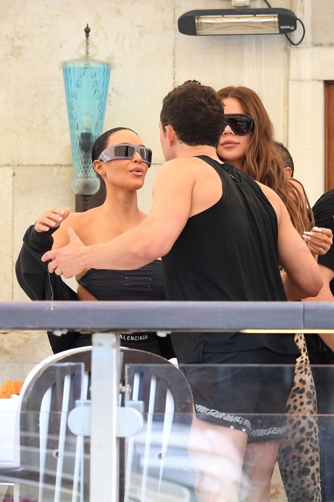 Kim Kardashian and Orlando Bloom kiss in Venice. 
