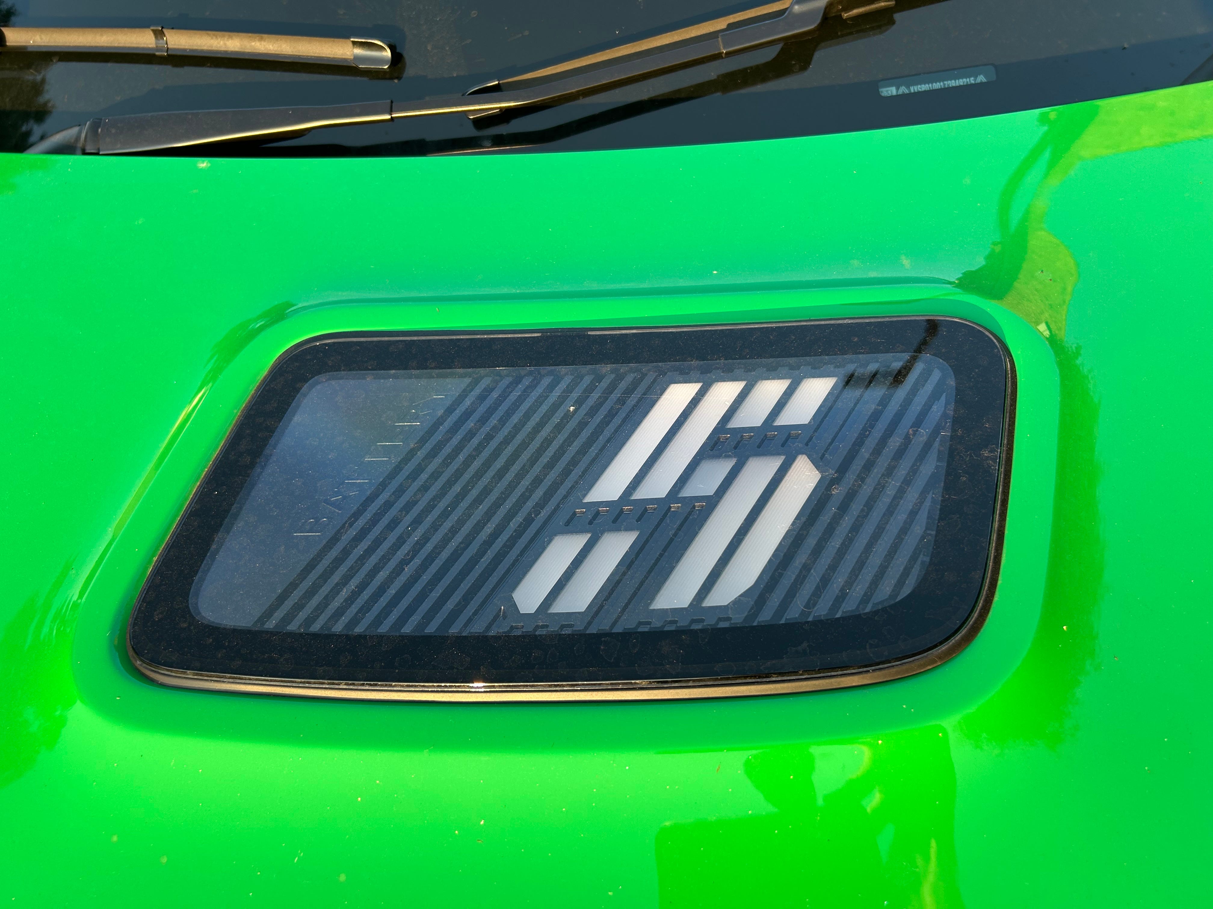 The illuminated battery indicator on the Renault 5's hood.