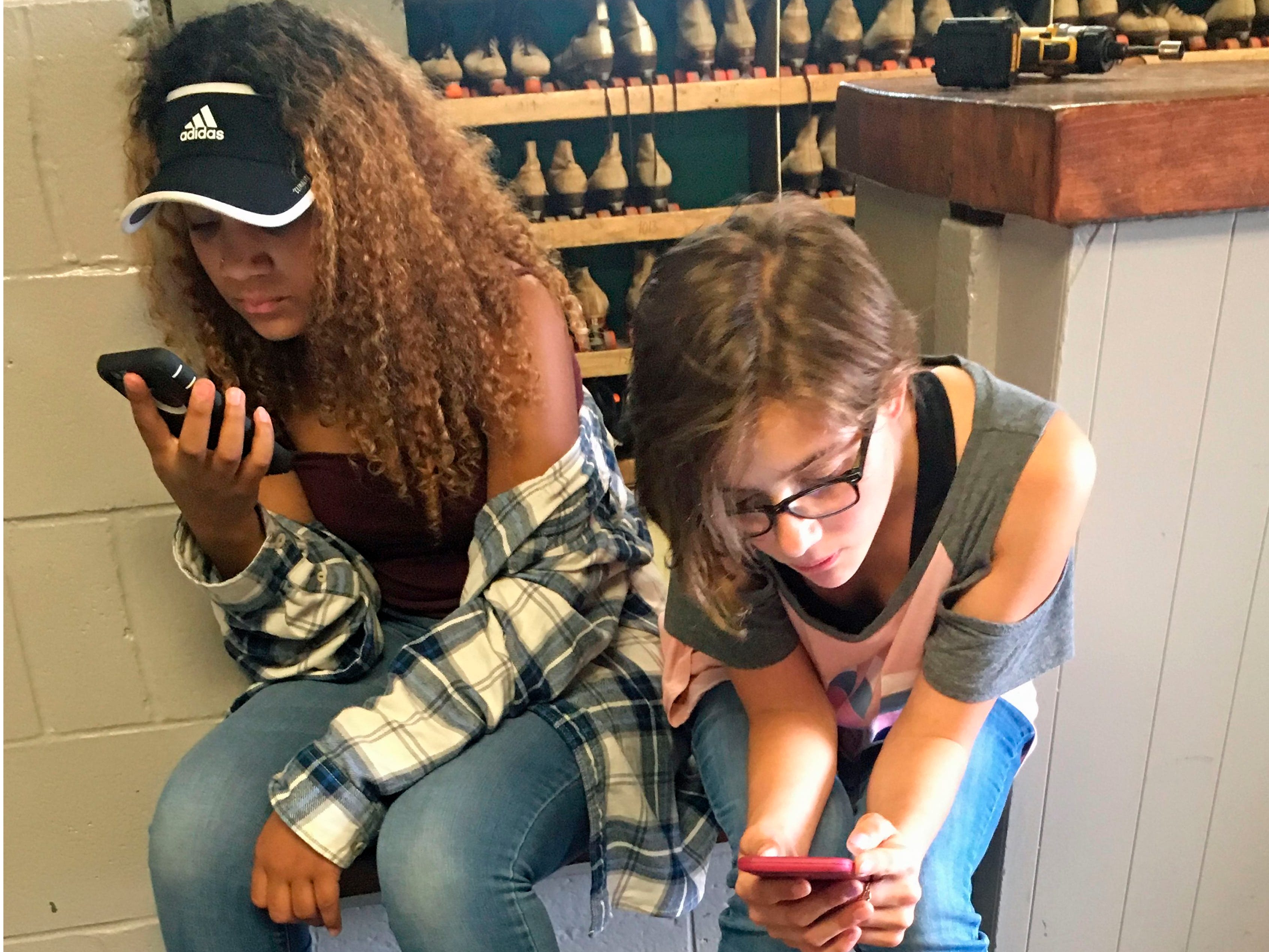 kids using iphones