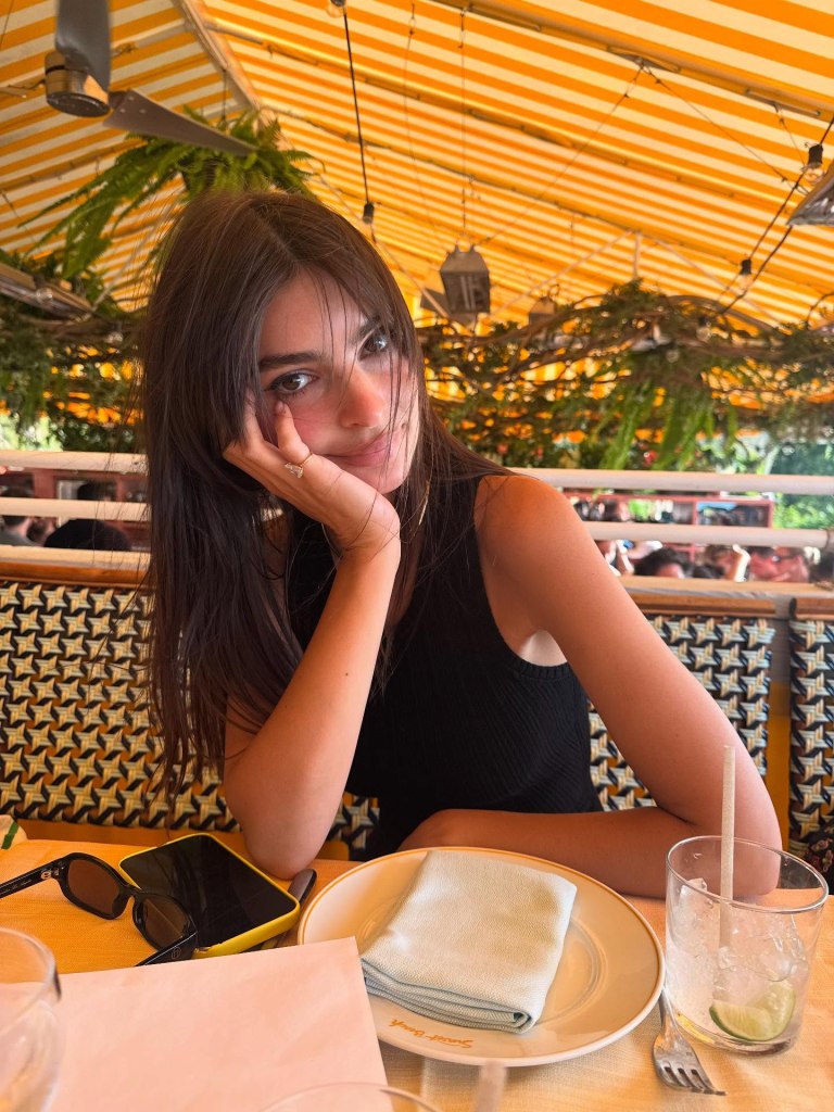 Emily Ratajkowski shares her shaggy tresses with Instagram.