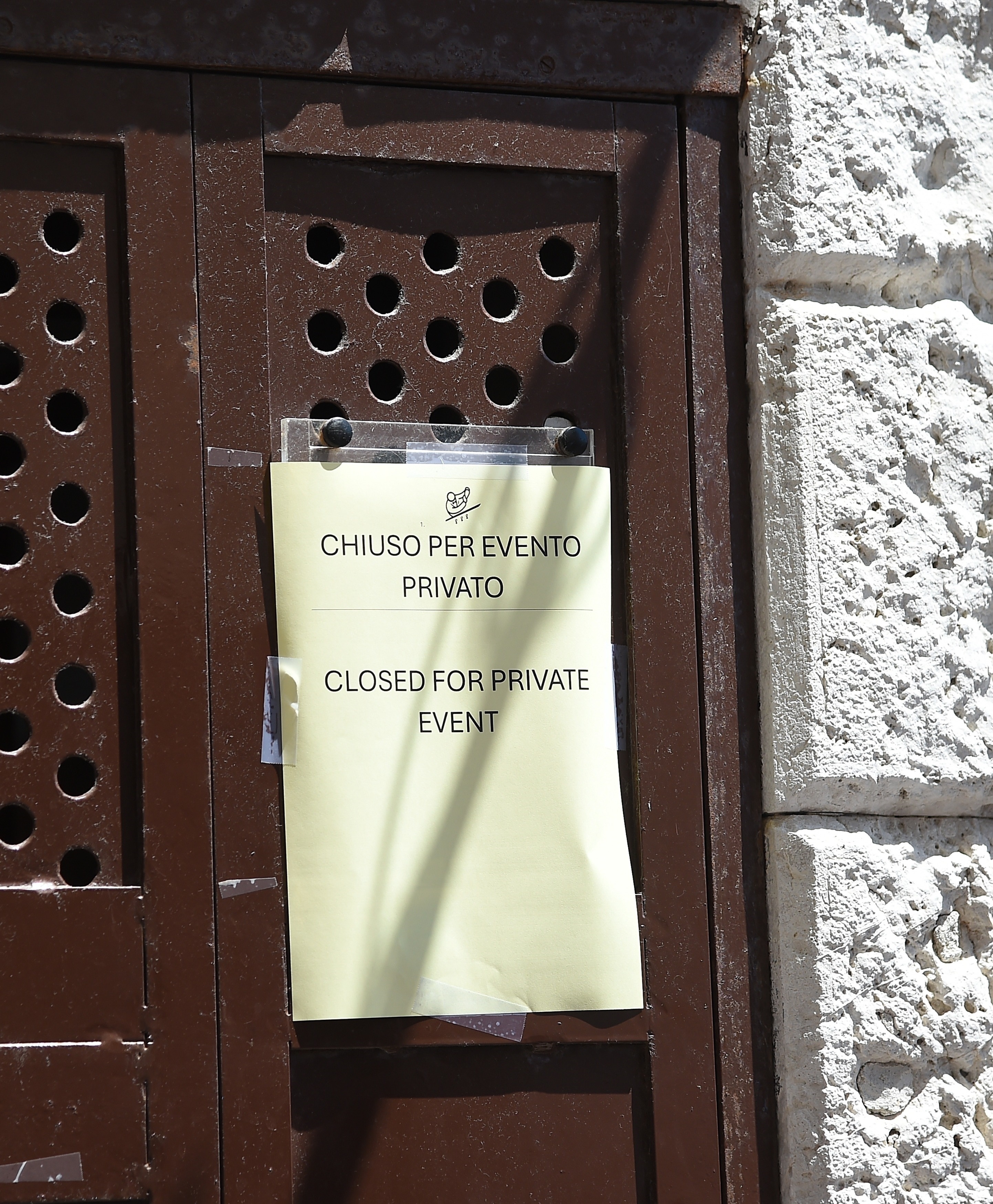 A sign outside of Harry's bar.