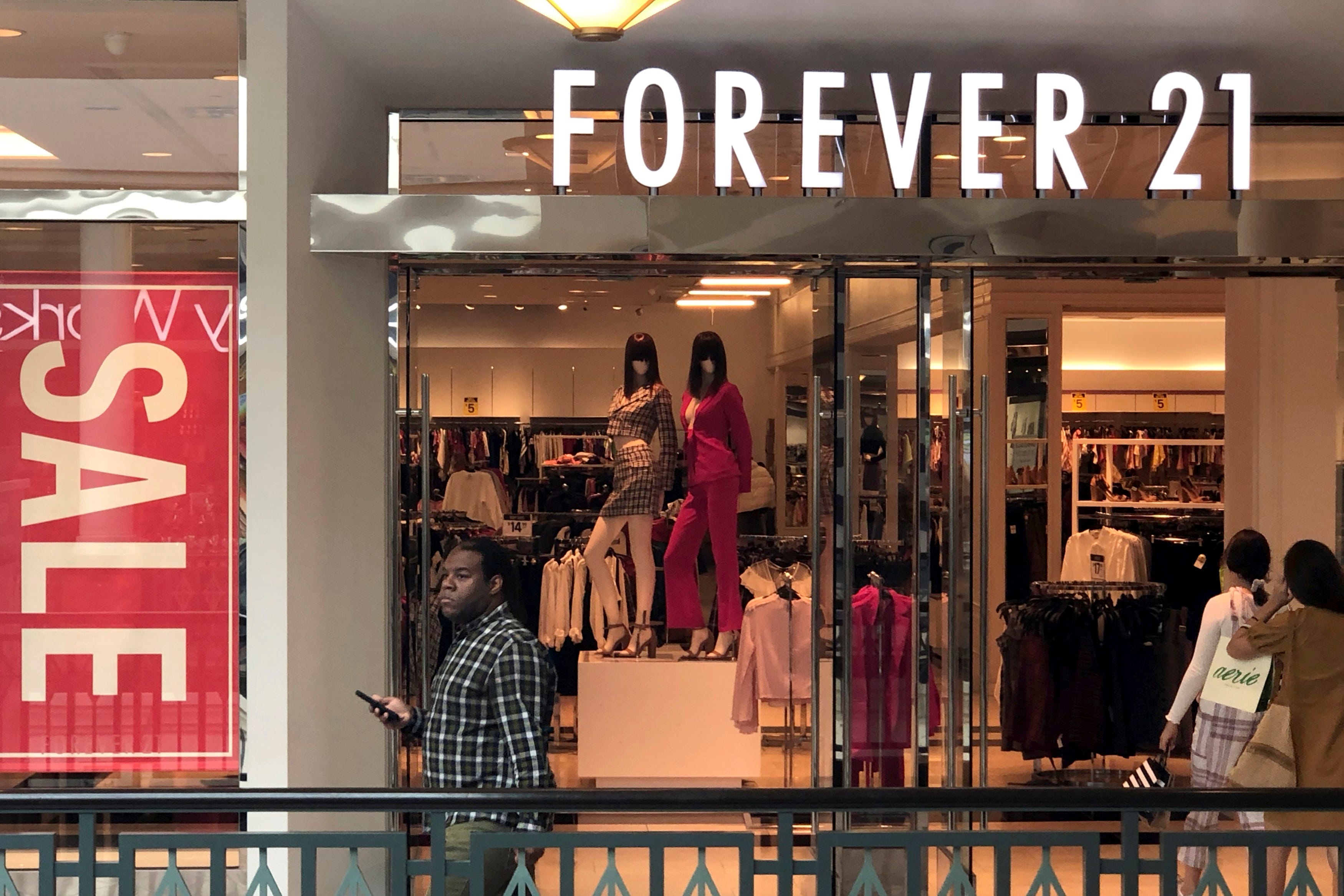 FILE PHOTO: Shoppers enter a Forever 21 fashion retail store at the King of Prussia mall in King of Prussia, Pennsylvania, U.S. September 30, 2019. REUTERS/Mark Makela